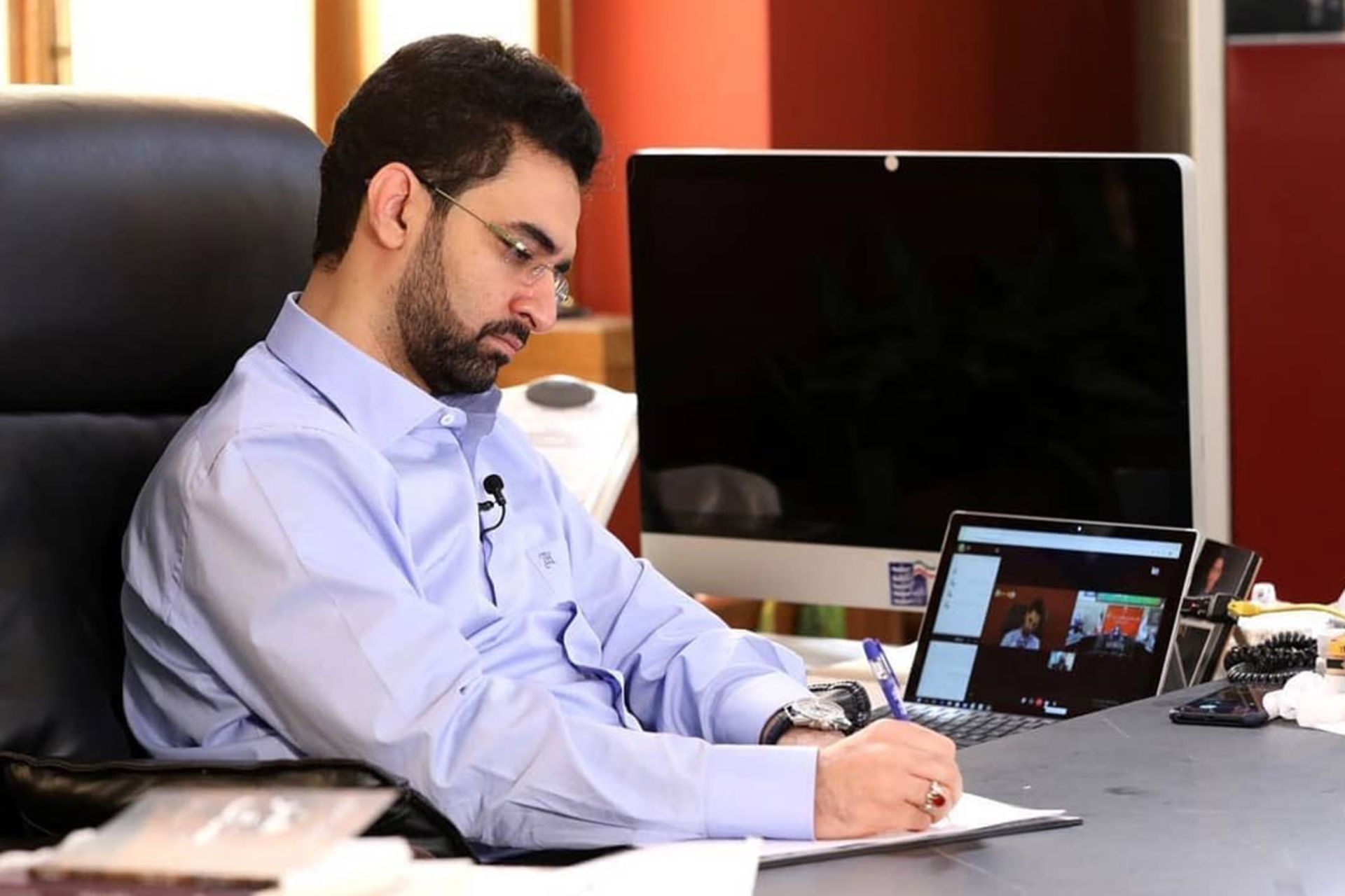آذری جهرمی وزیر ارتباطات درحال نوشتن در دفتر وزارت ارتباطات با آی مک اپل و سرفیس مایکروسافت