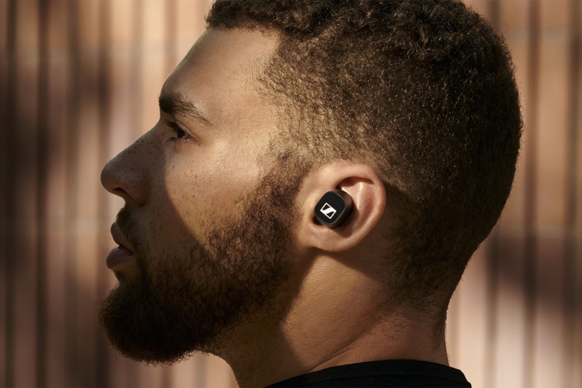 نیم رخ مرد سیاه پوست با سنهایزر Sennheiser CX 400BT True Wireless در بیرون