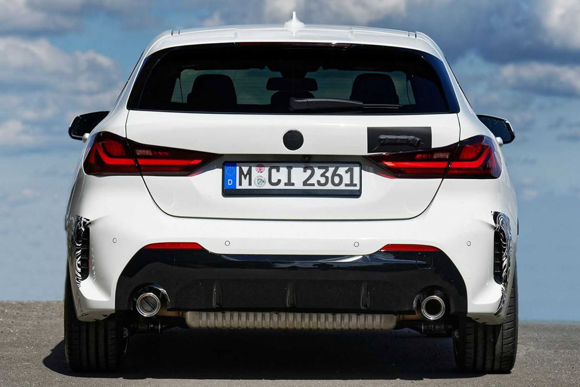 نمای عقب هاچ بک بی ام و سری 1 / BMW 128ti سفید رنگ با منظره آسمان ابری