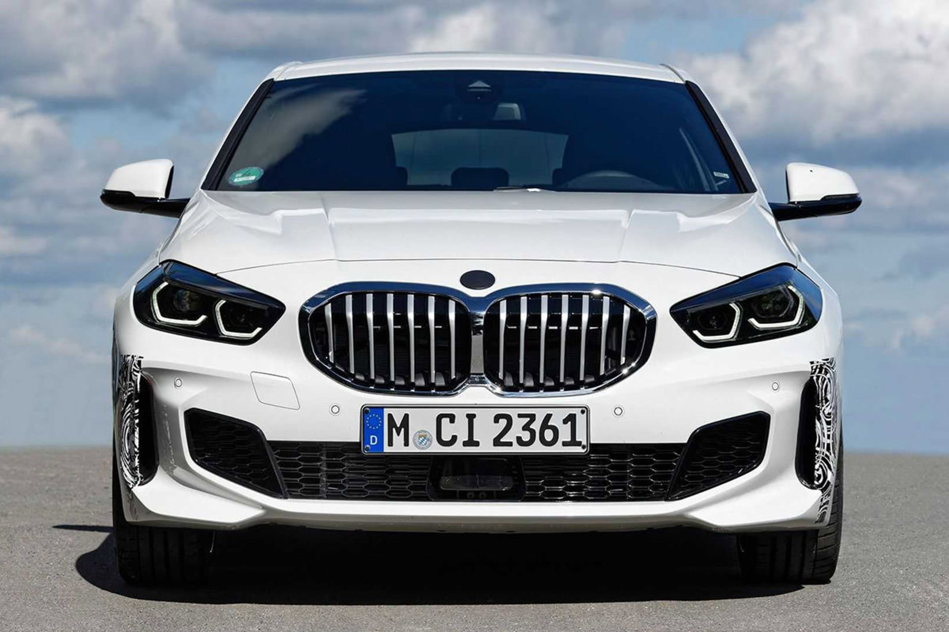 نمای جلو هاچ بک بی ام و سری 1 / BMW 128ti سفید رنگ با منظره آسمان ابری