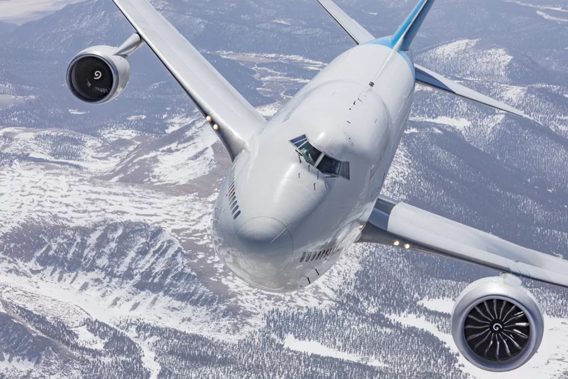 مرجع متخصصين ايران هواپيماي بويينگ 747 با موتور عادي و موتور جت موتور جت GE9X جنرال الكتريك در آسمان از نماي جلو