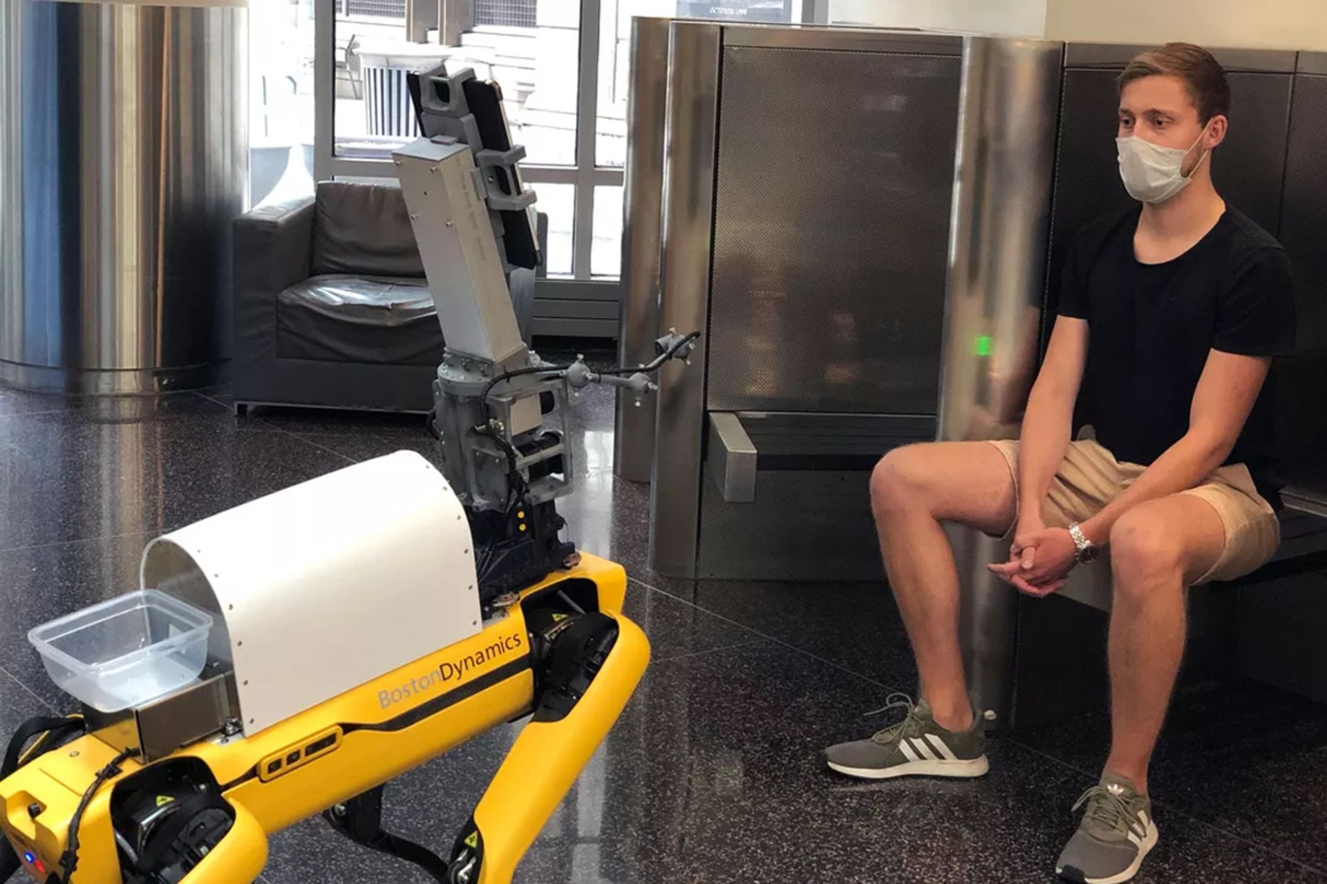 ربات اسپات  بوستون داینامیکس / Boston Dynamics Spot درحال تریاژ بیمار
