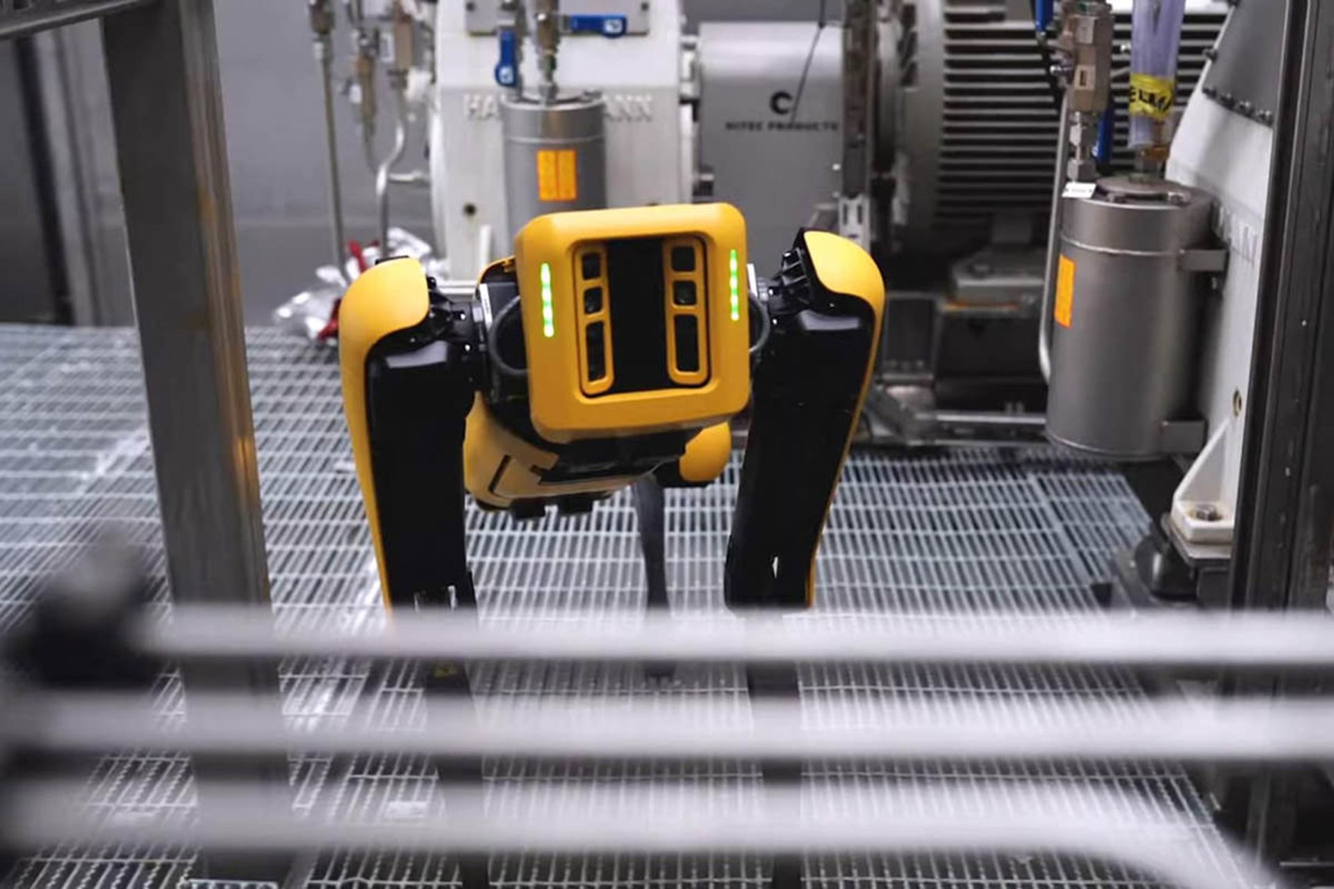 سگ ربات بوستون داینامیکس / Boston Dynamics robot dog در کارخانه خودروسازی فورد / ford در حال بررسی شرایط
