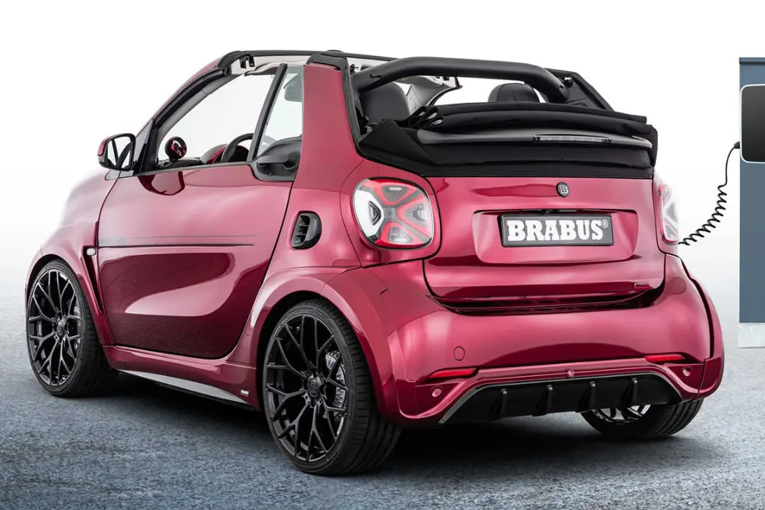 نمای عقب خودروی الکتریکی برابوس آلتیمیت ای / Brabus Ultimate E مبتنی بر اسمارت EQ فورتو کابریوله با رنگ قرمز