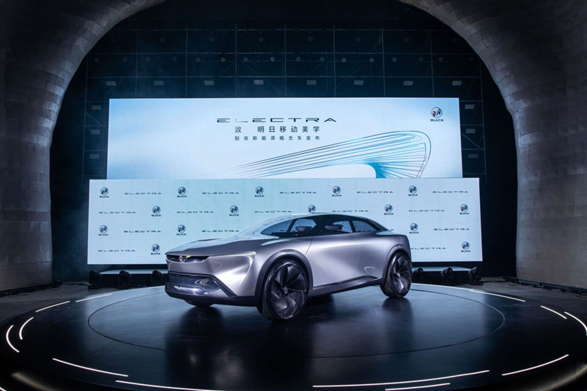 کراس اور مفهومی و برقی بیوک الکترا / Buick Electra Concept با رنگ نقره ای