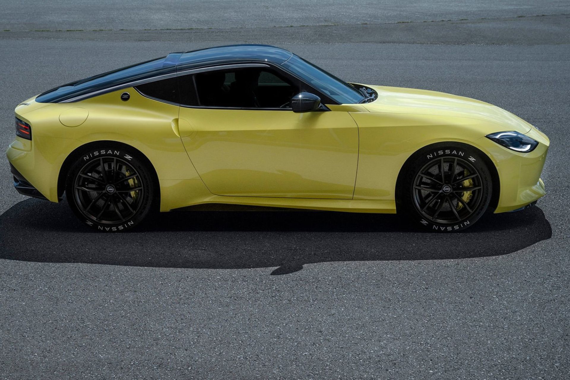 خودرو نیسان Z Proto نمای جانبی با سقف مشکی