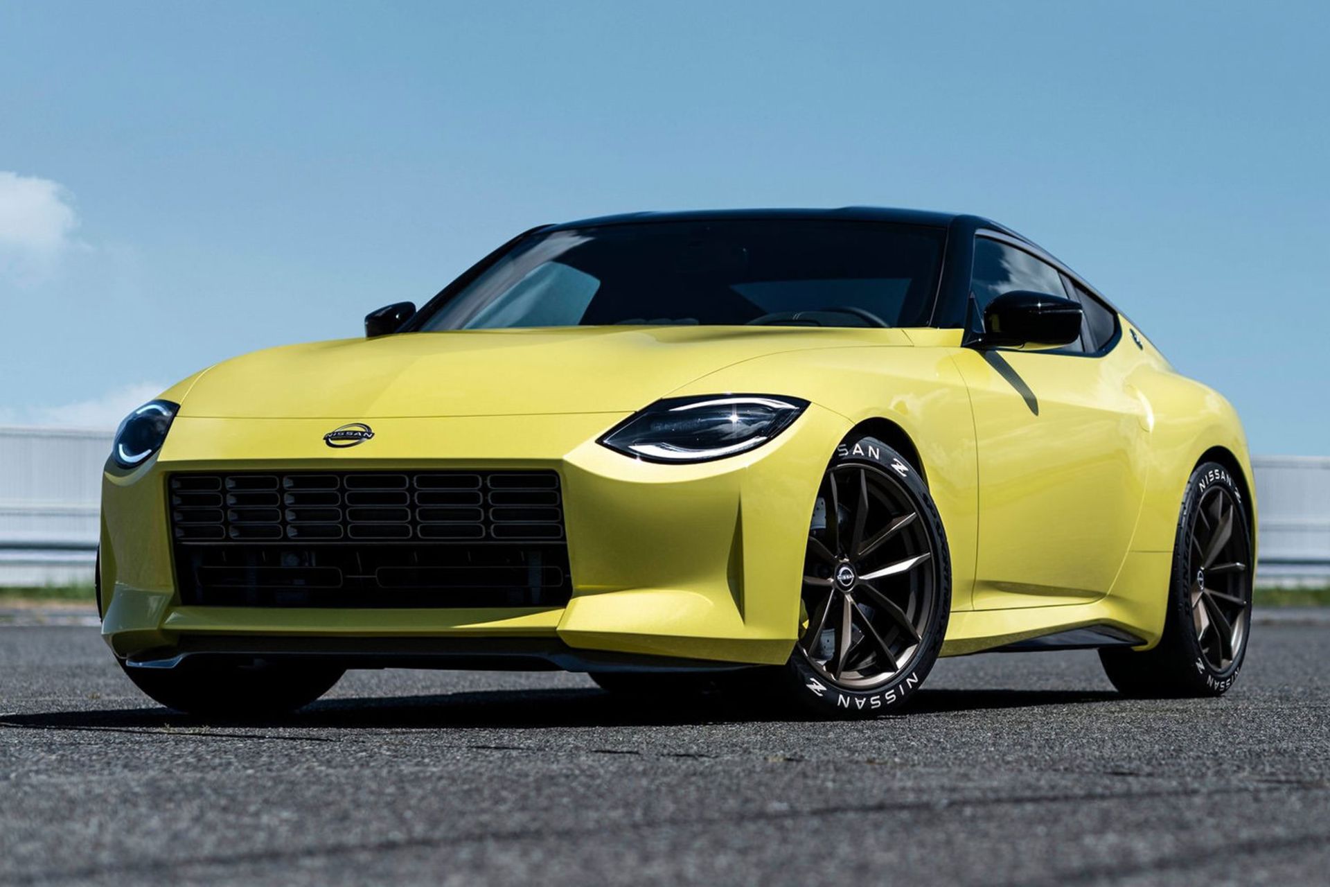 خودرو نیسان Z Proto زرد نمای جلو