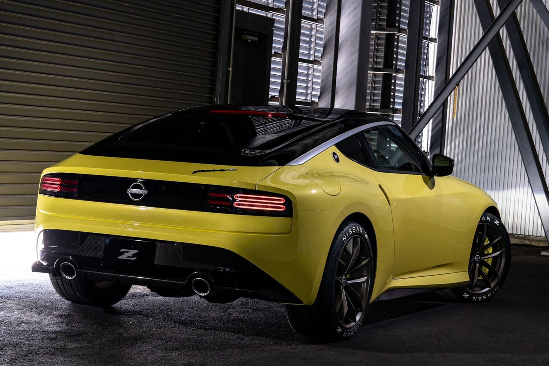 خودرو نیسان Z Proto نمای عقب با چراغ روشن