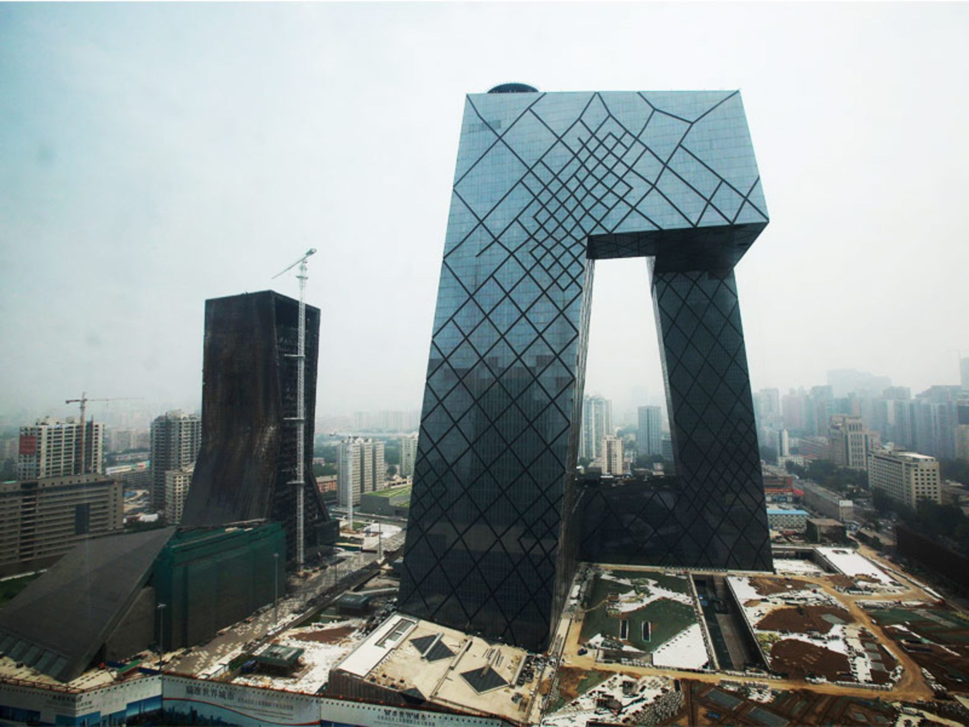 ساختمان تلویزیون ملی چین مشهورترین اثر رم کولهاس