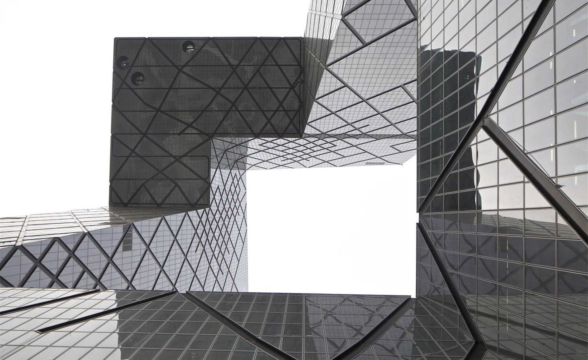 ساختمان تلویزیون ملی چین مشهورترین اثر رم کولهاس