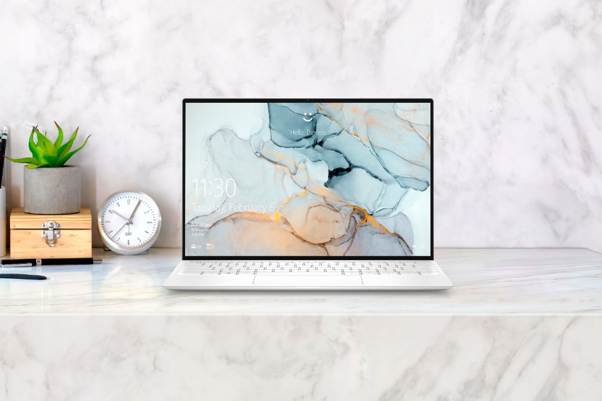 نمای جلو لپ تاپ دل Dell XPS 13 2020 سفید در محیط سربسته