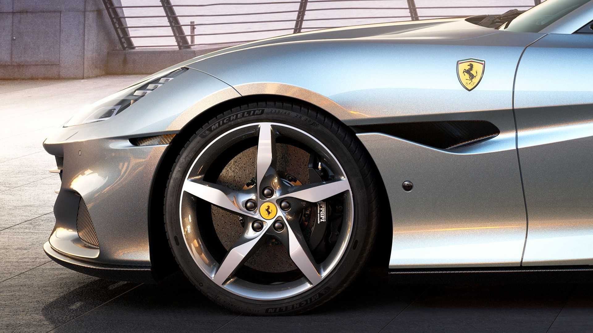 نمای چرخ جلو خودرو روباز فراری پورتوفینو ام / Ferrari Portofino M نقره ای رنگ
