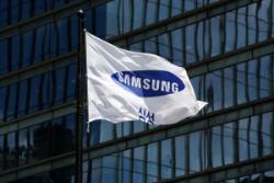 پرچم سفید با لوگو سامسونگ / Samsung درحال اهتزاز جلوی ساختمان
