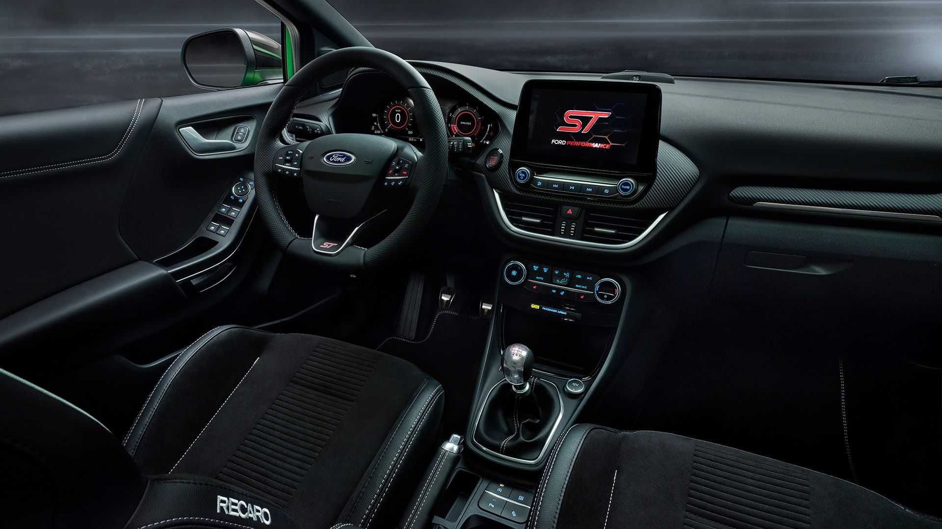 نمای سیستم سرگرمی و فرمان کراس اور فورد پوما اس تی / 2021 Ford Puma ST