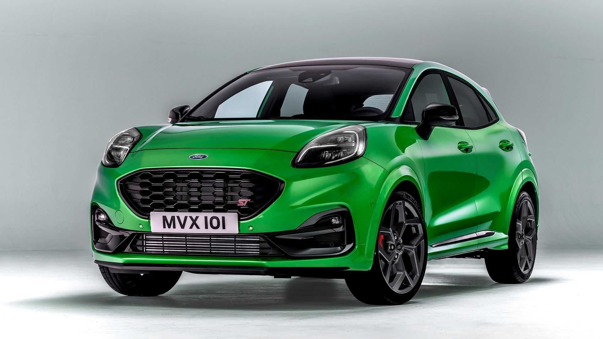نمای سه چهارم جلو کراس اور فورد پوما اس تی / 2021 Ford Puma ST سبز رنگ