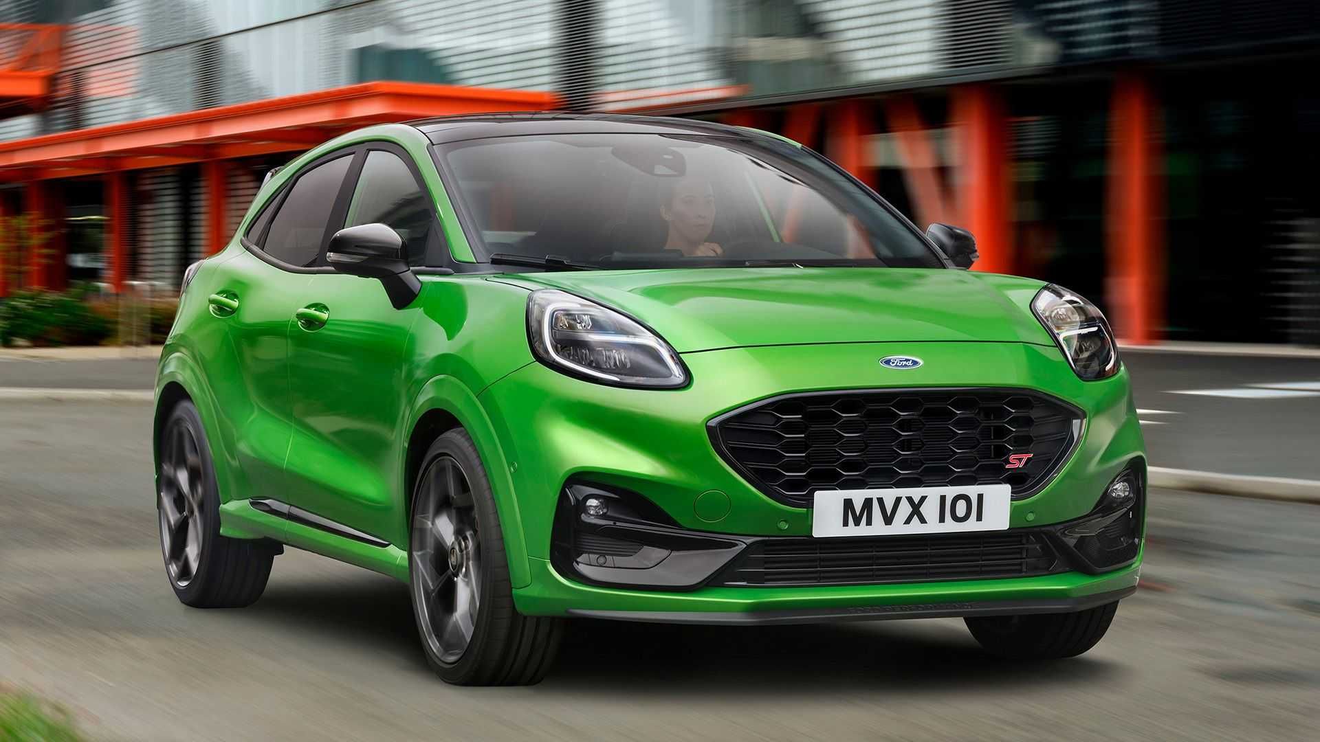 نمای جلو فورد پوما اس تی / 2021 Ford Puma ST سبز رنگ در جاده