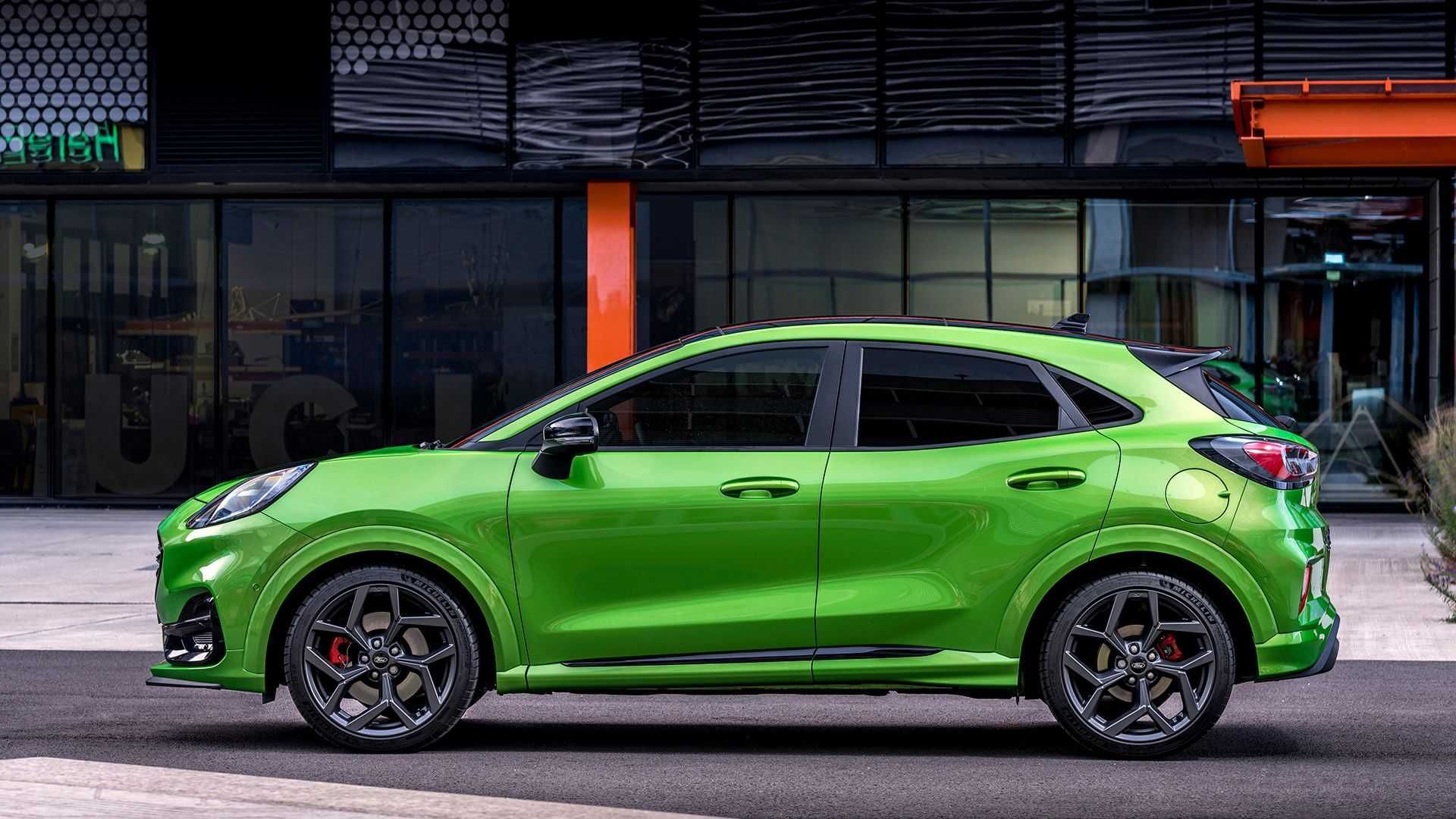 نمای جانبی کراس اور فورد پوما اس تی / 2021 Ford Puma ST سبز رنگ در کنار ساختمان