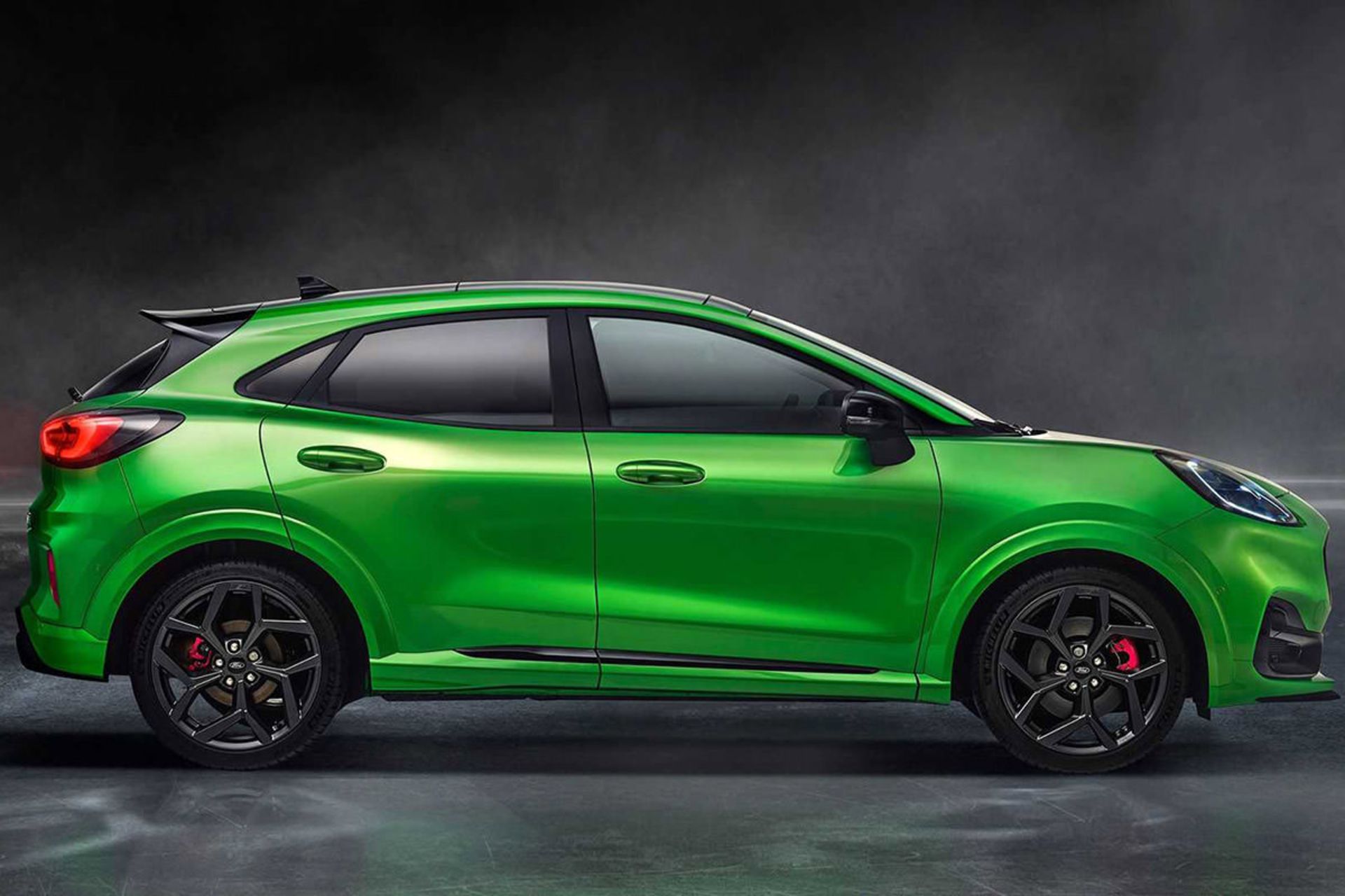 نمای جانبی کراس اور فورد پوما اس تی / 2021 Ford Puma ST سبز رنگ