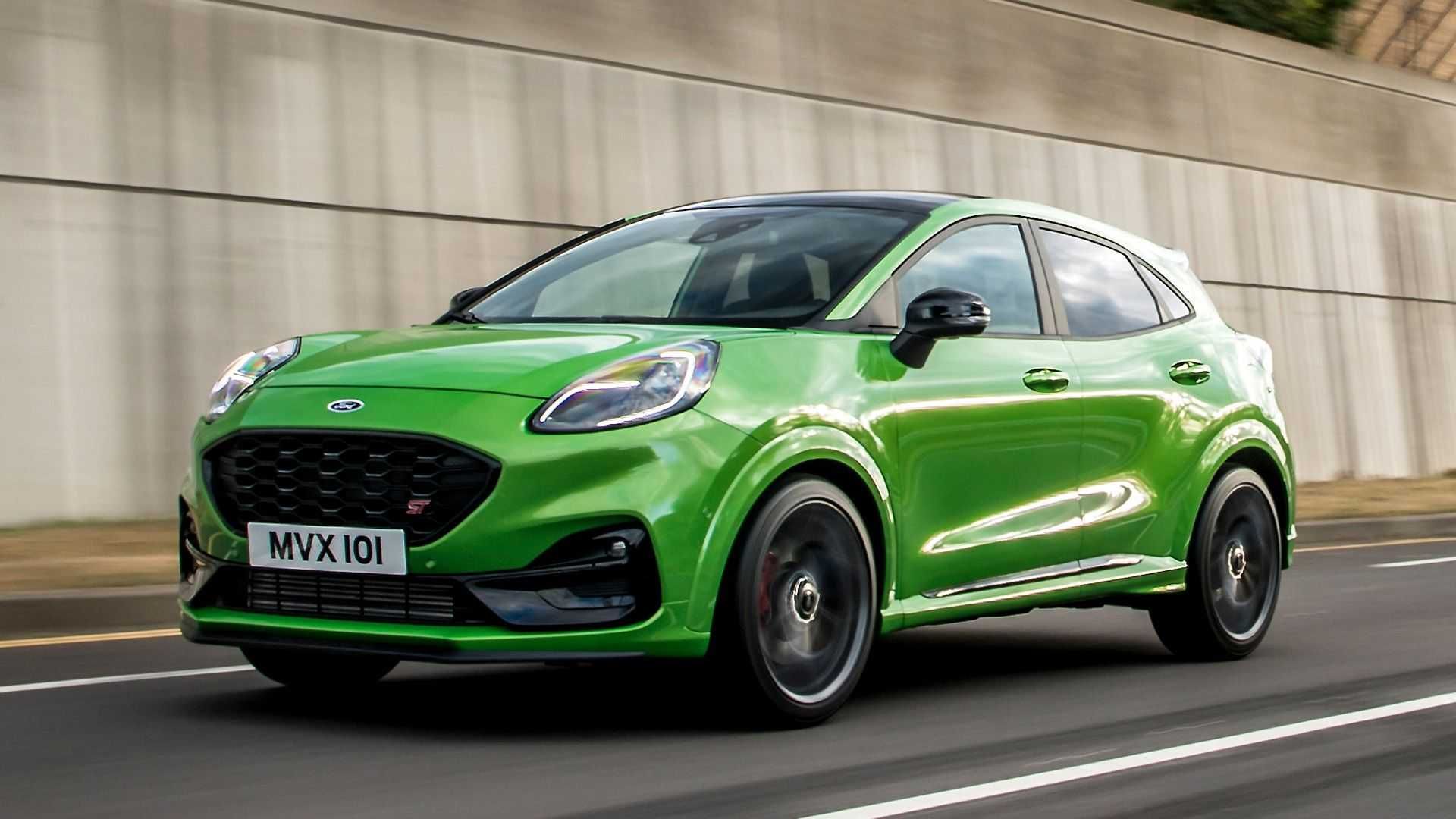 نمای سه چهارم خودرو فورد پوما اس تی / 2021 Ford Puma ST سبز رنگ در جاده