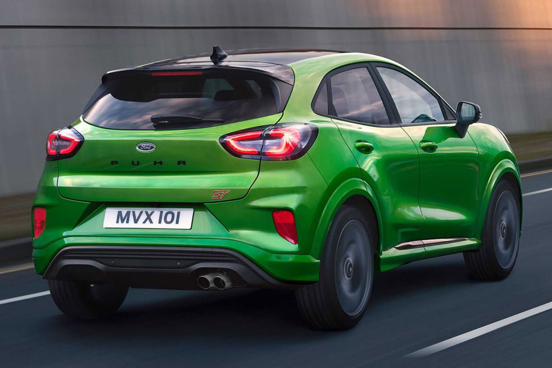 نمای عقب کراس اور فورد پوما اس تی / 2021 Ford Puma ST سبز رنگ در جاده