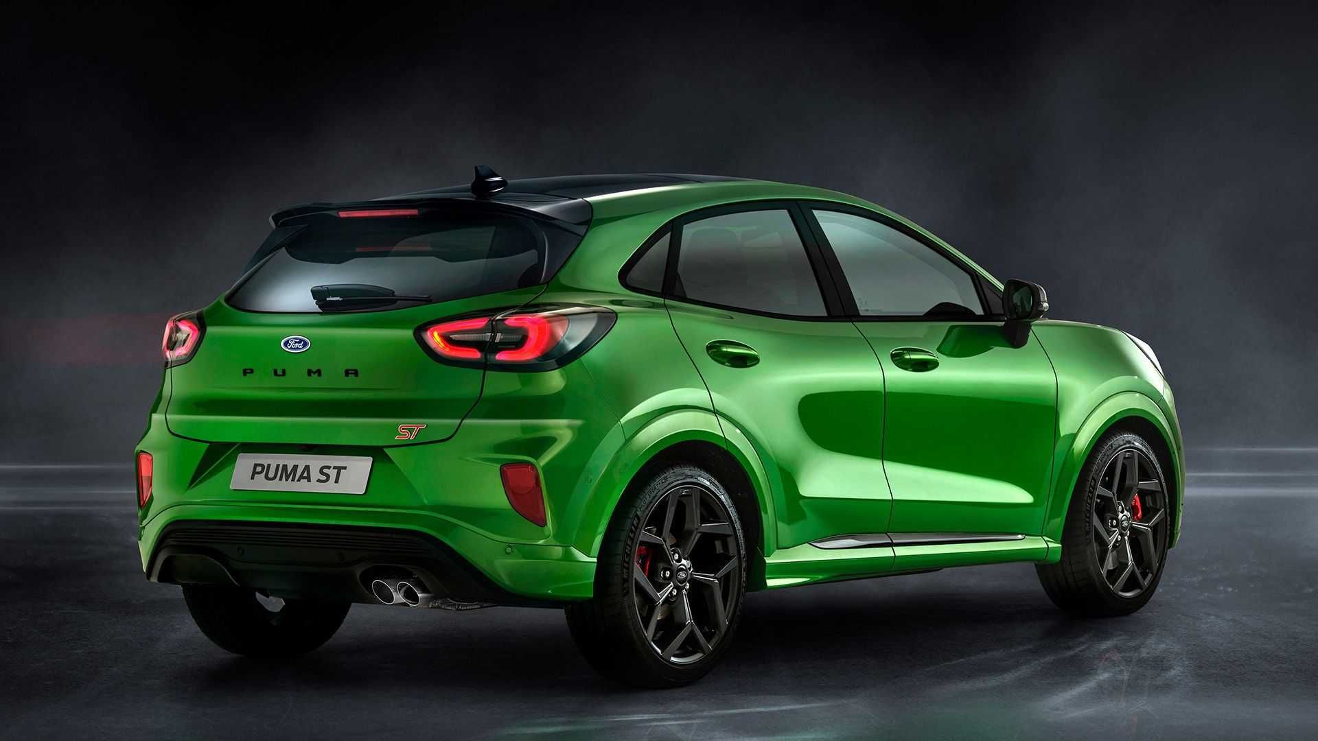 نمای سه چهارم عقب کراس اور فورد پوما اس تی / 2021 Ford Puma ST سبز رنگ 
