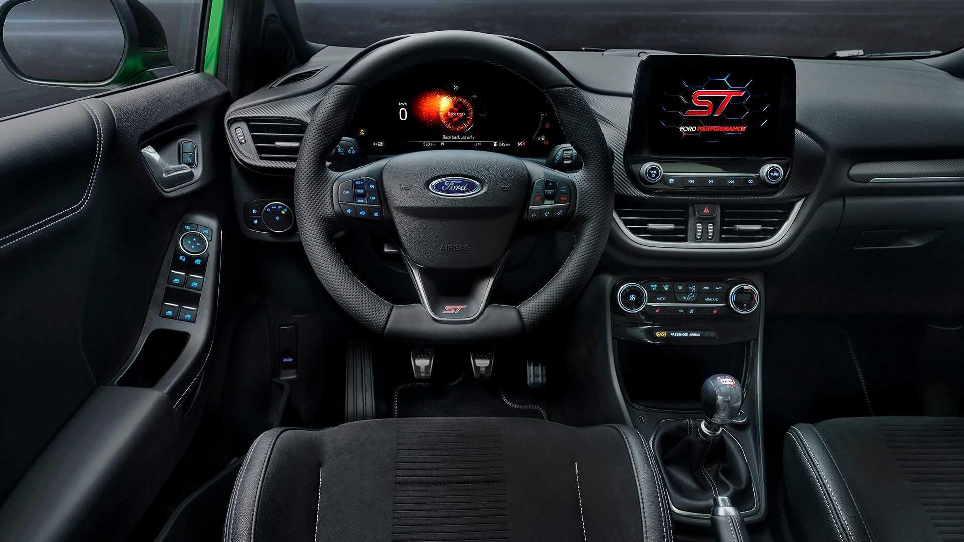 نمای داشبورد و فضای داخلی کراس اور فورد پوما اس تی / 2021 Ford Puma ST