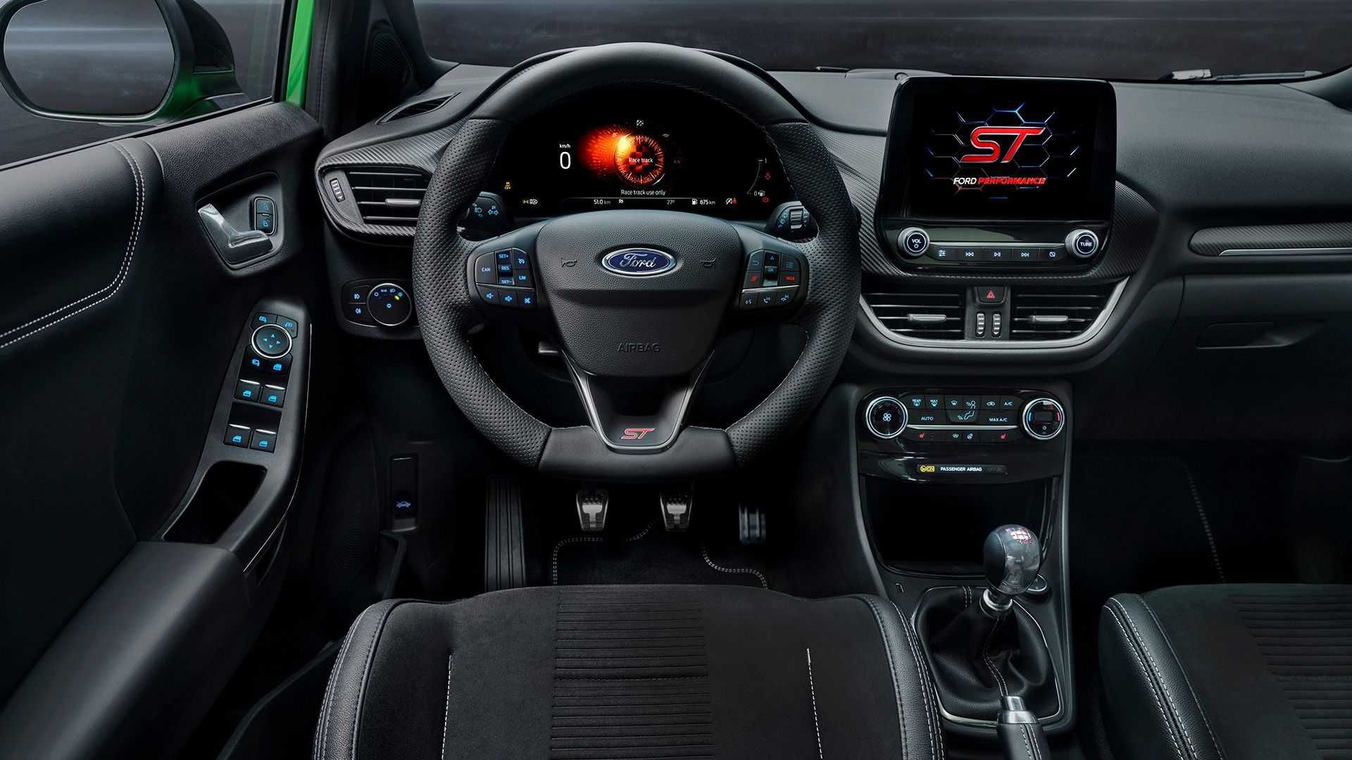 نمای داشبورد و فضای داخلی کراس اور فورد پوما اس تی / 2021 Ford Puma ST