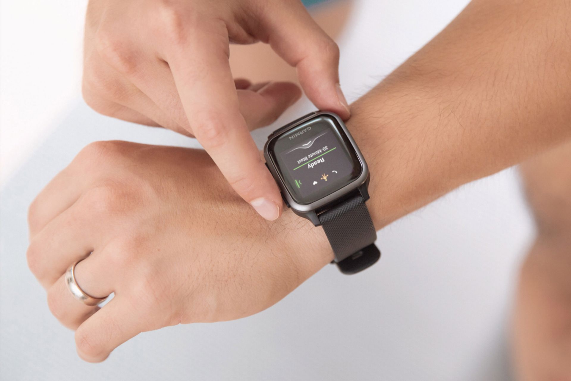 ساعت گارمین Venu Sq Music Edition روی دست چپ