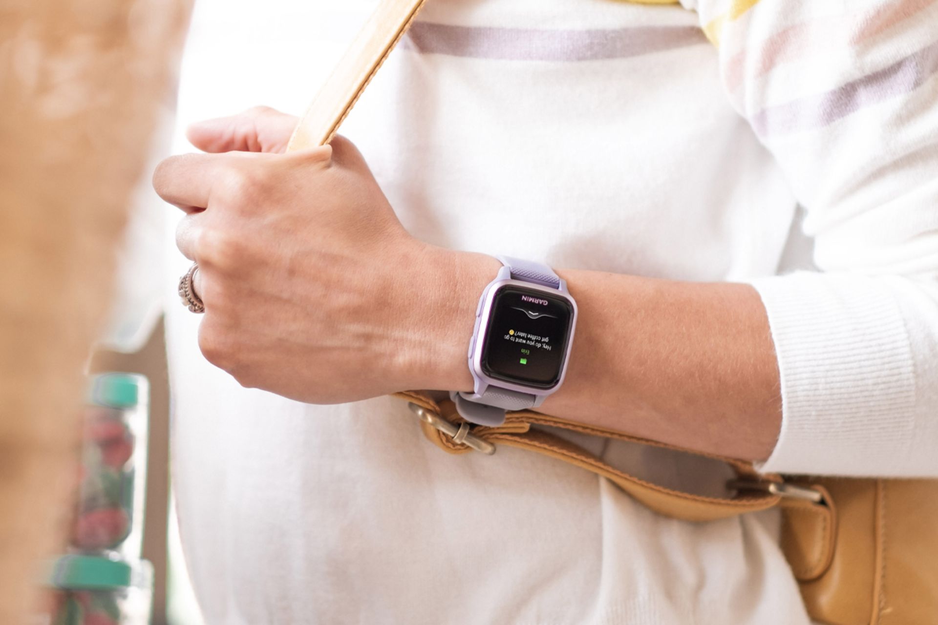 ساعت گارمین Venu Sq Music Edition در دست چپ یک زن