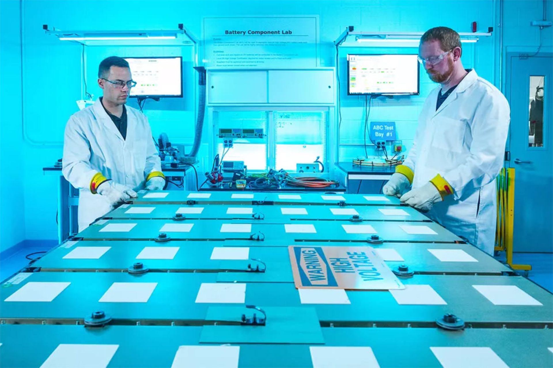 محققان جنرال موتورز / general motors در حال کار روی باتری آلتیوم / Ultium battery