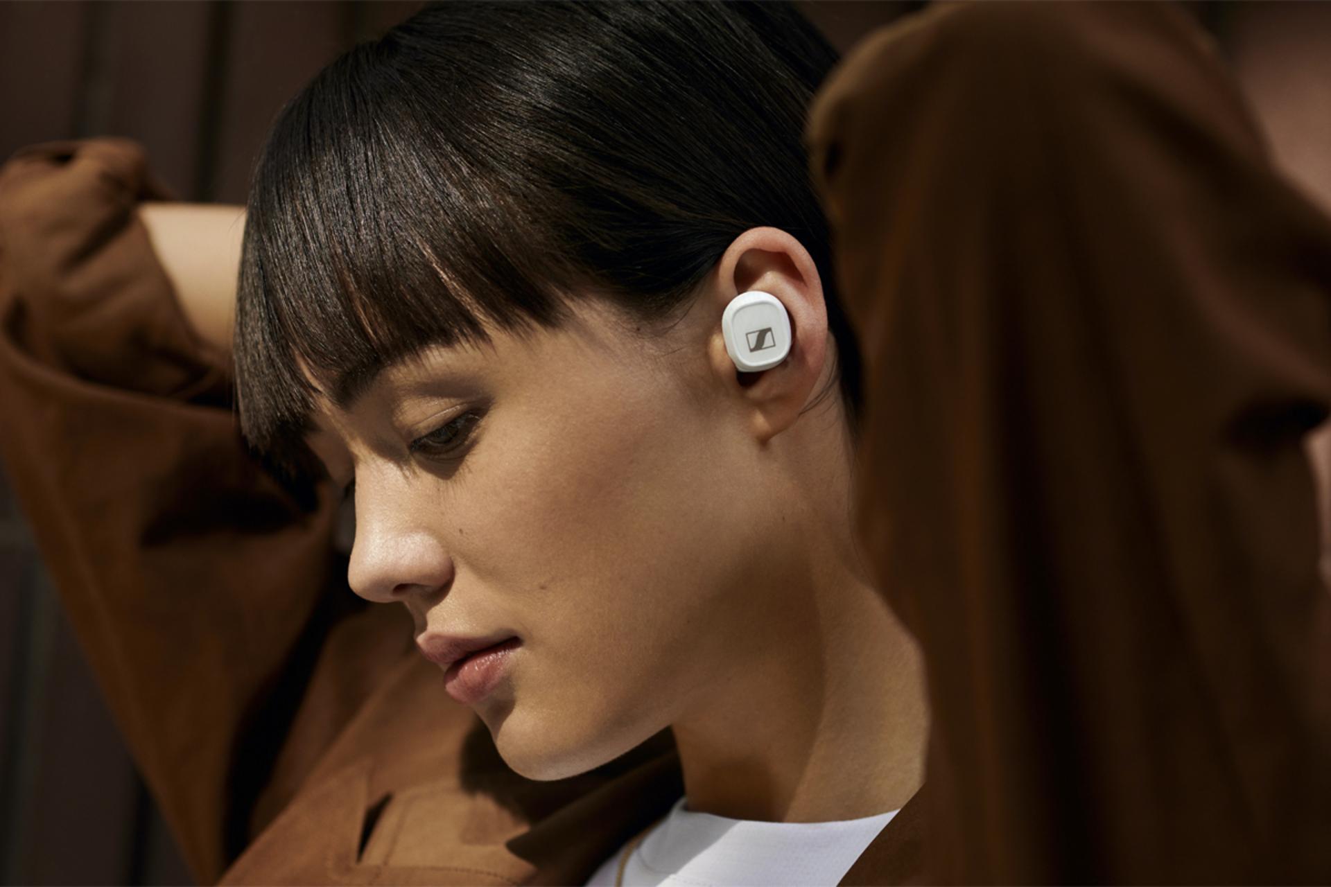 دختر درحال استفاده از سنهایزر Sennheiser CX 400BT True Wireless در بیرون