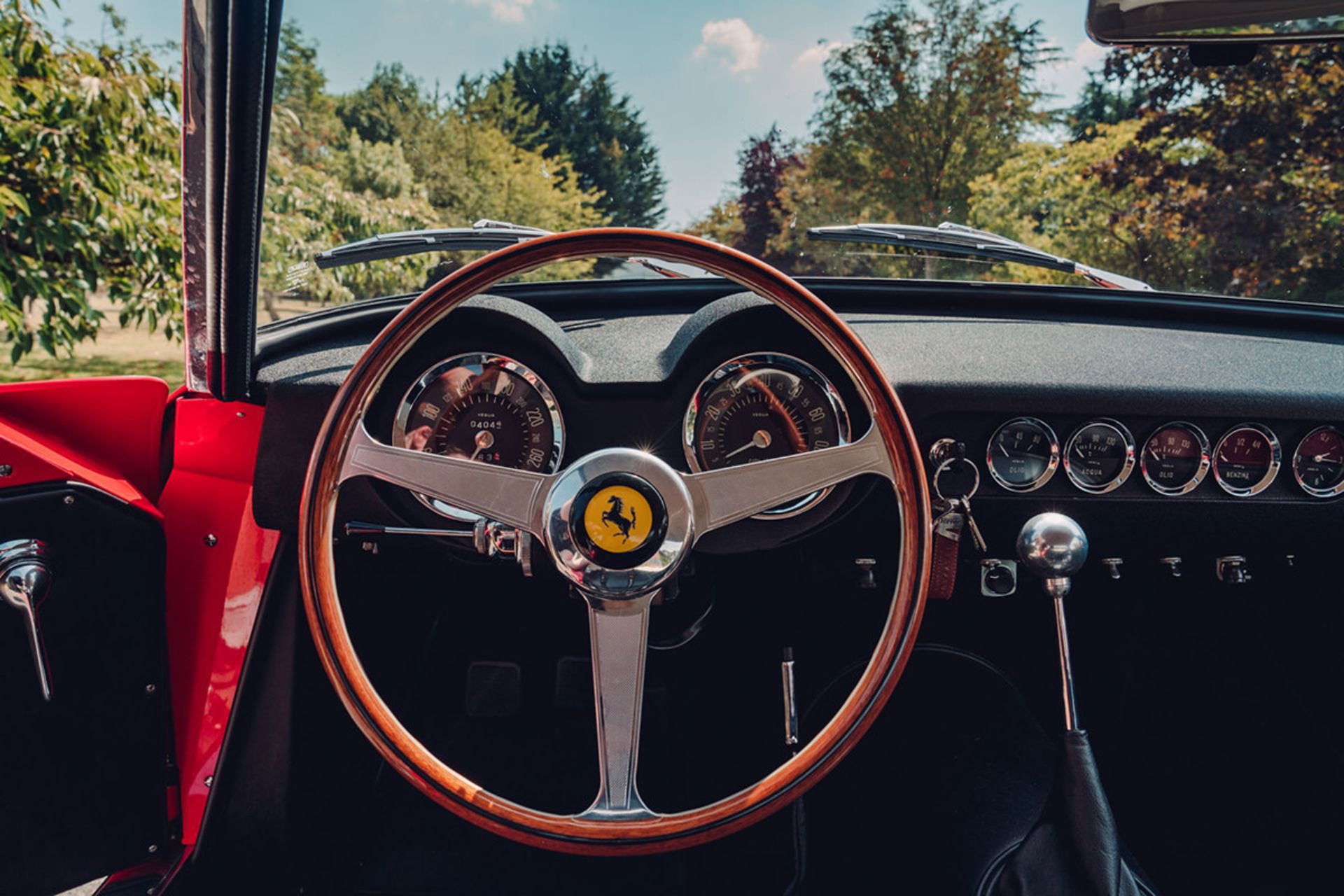 داخل کابین و فرمان و داشبورد خودرو GTO Engineering 250 SWB Revival شبیه مدل فراری برلینتا کامپتیزیون