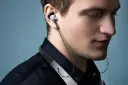 هدفون انکر Anker SoundBuds Life روی گوش و گردن