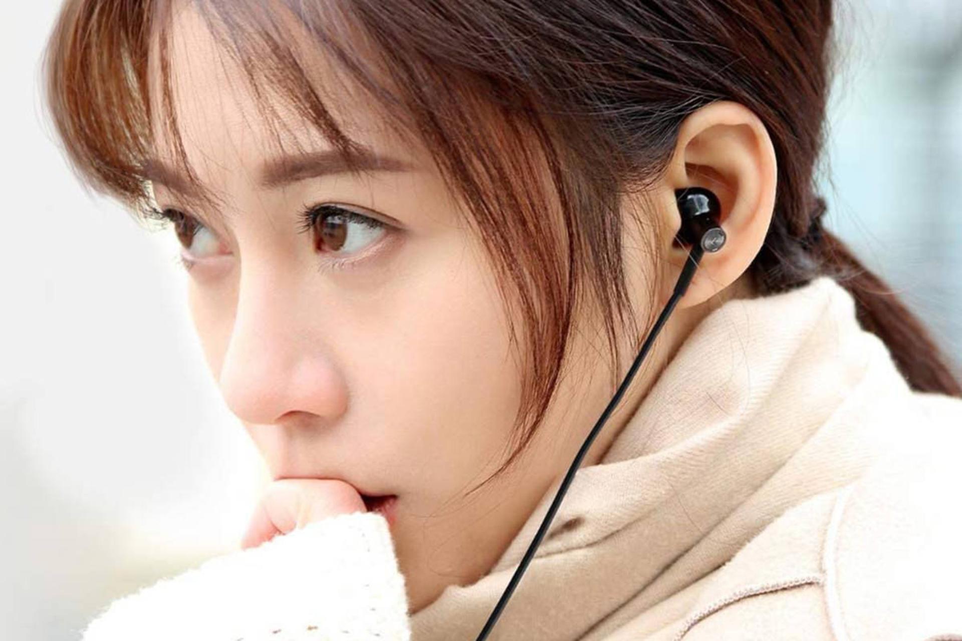 هدفون شیائومی Xiaomi Mi Dual Driver روی گوش