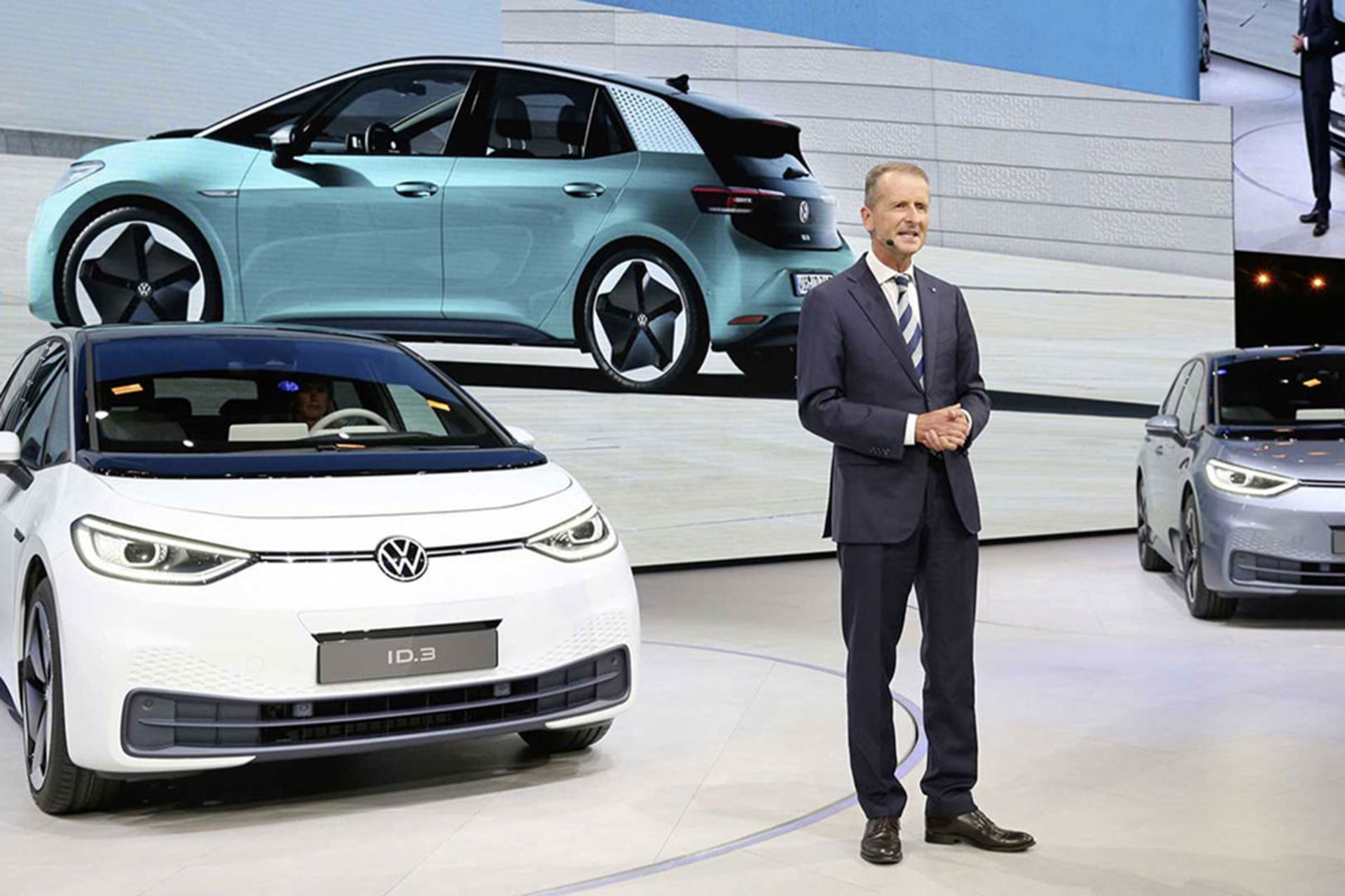 هربرت دیس مدیرعامل فولکس‌واگن / volkswagen در کنار خودروی برقی