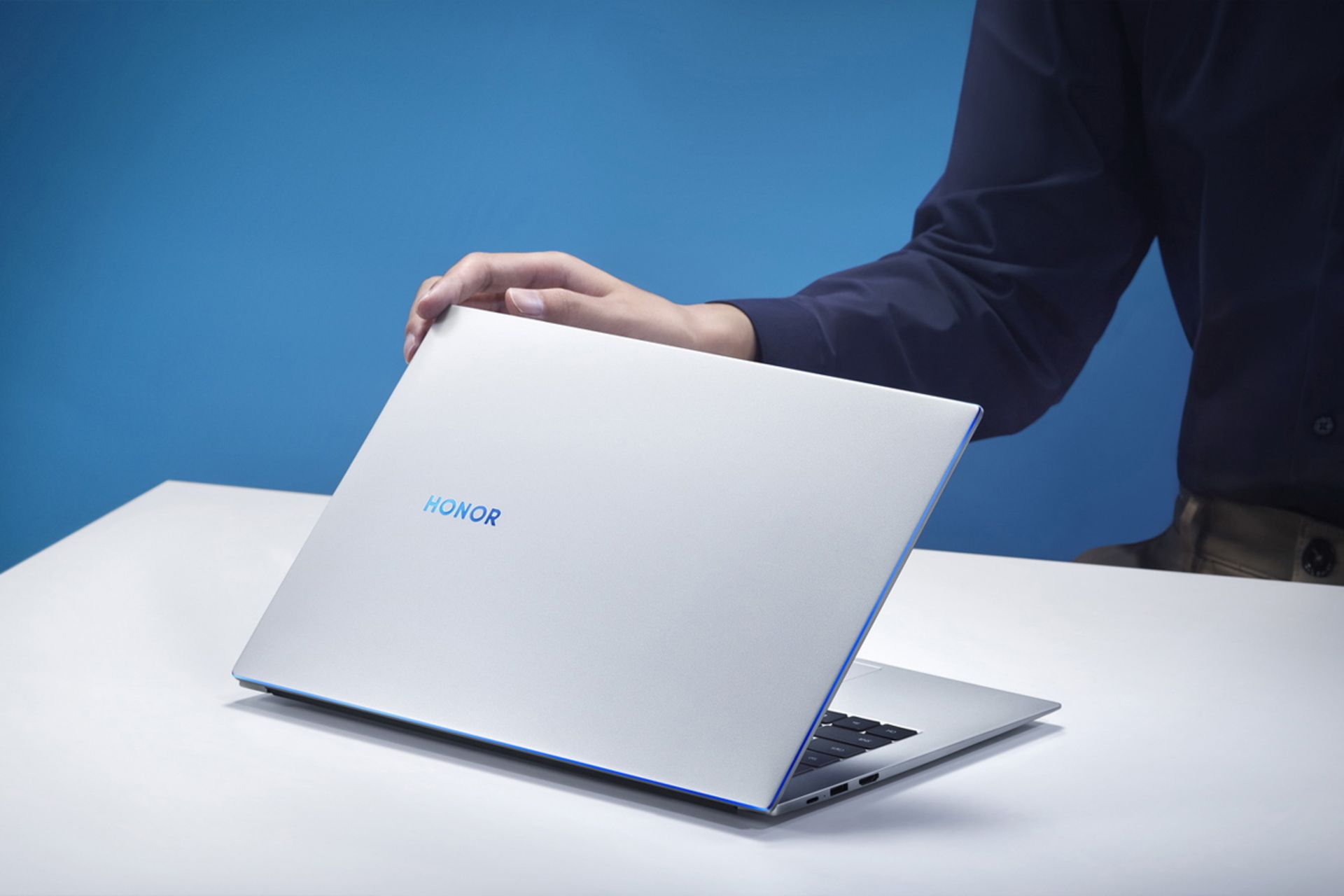 آنر مجیک بوک 14 / MagicBook 14 از نمای پشت روی میز