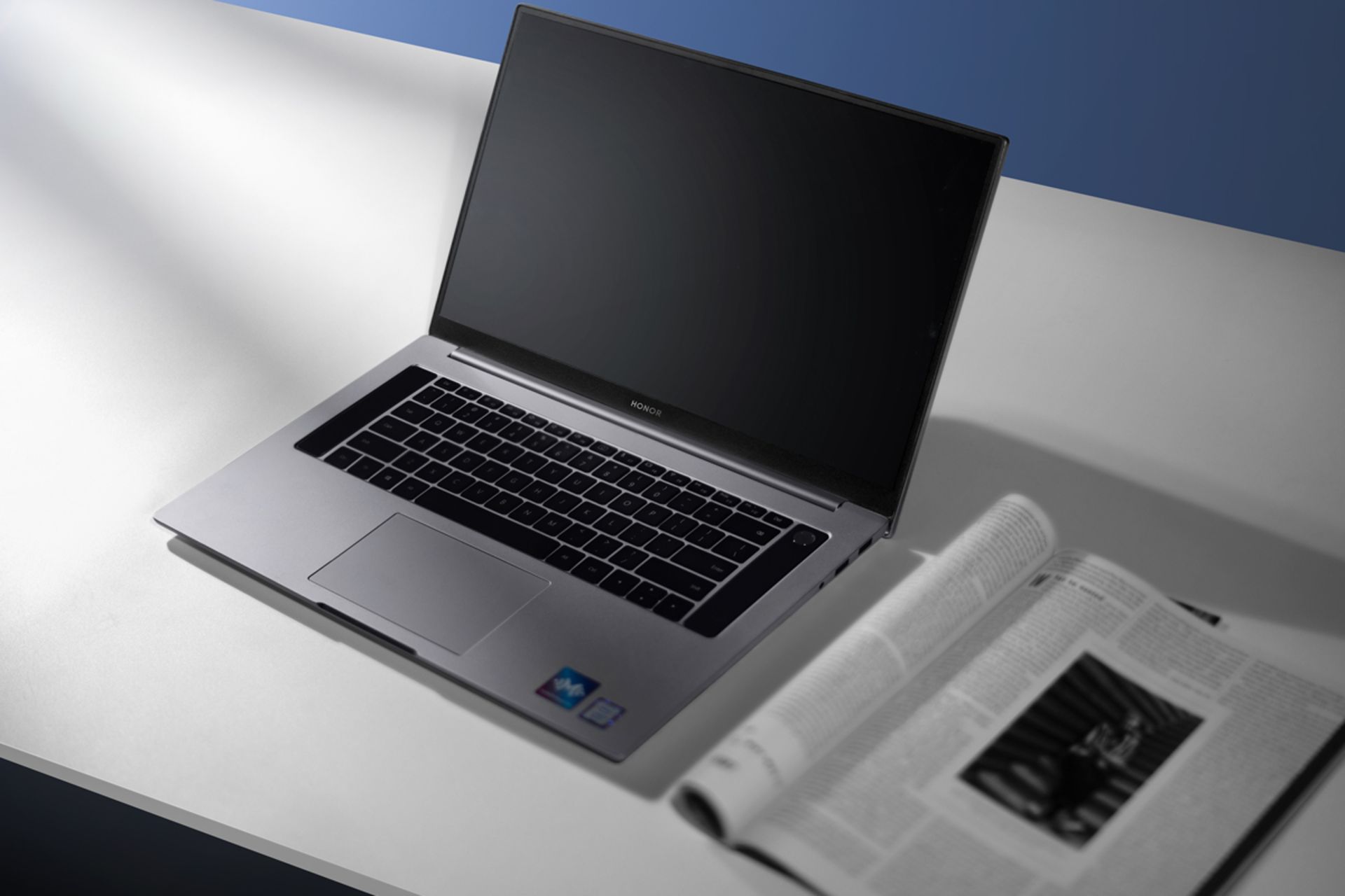 مرجع متخصصين ايران آنر مجيك بوك پرو / MagicBook Pro نماي جلو روي ميز