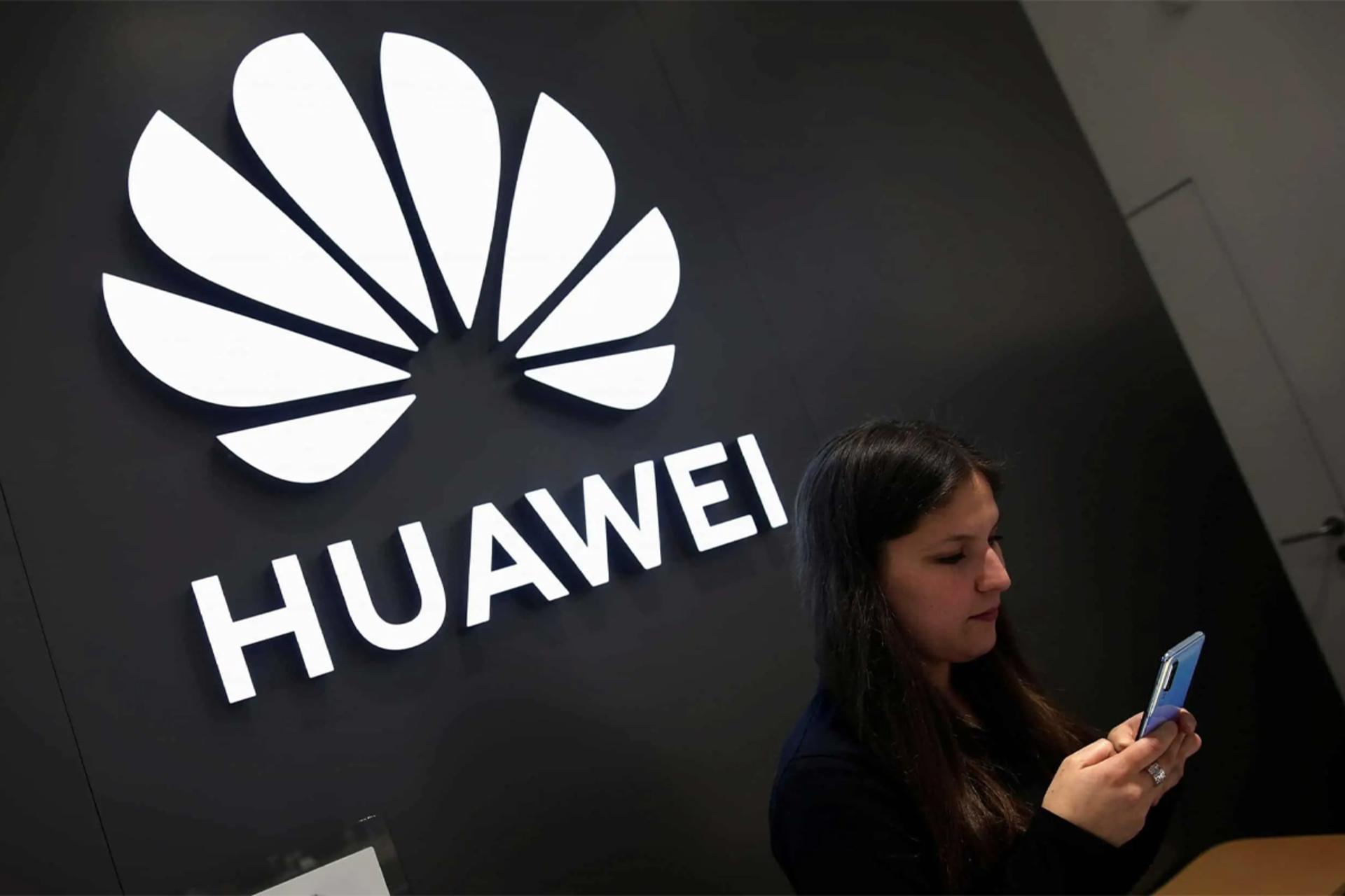 لوگو هواوی / Huawei یک زن درحال کار با گوشی