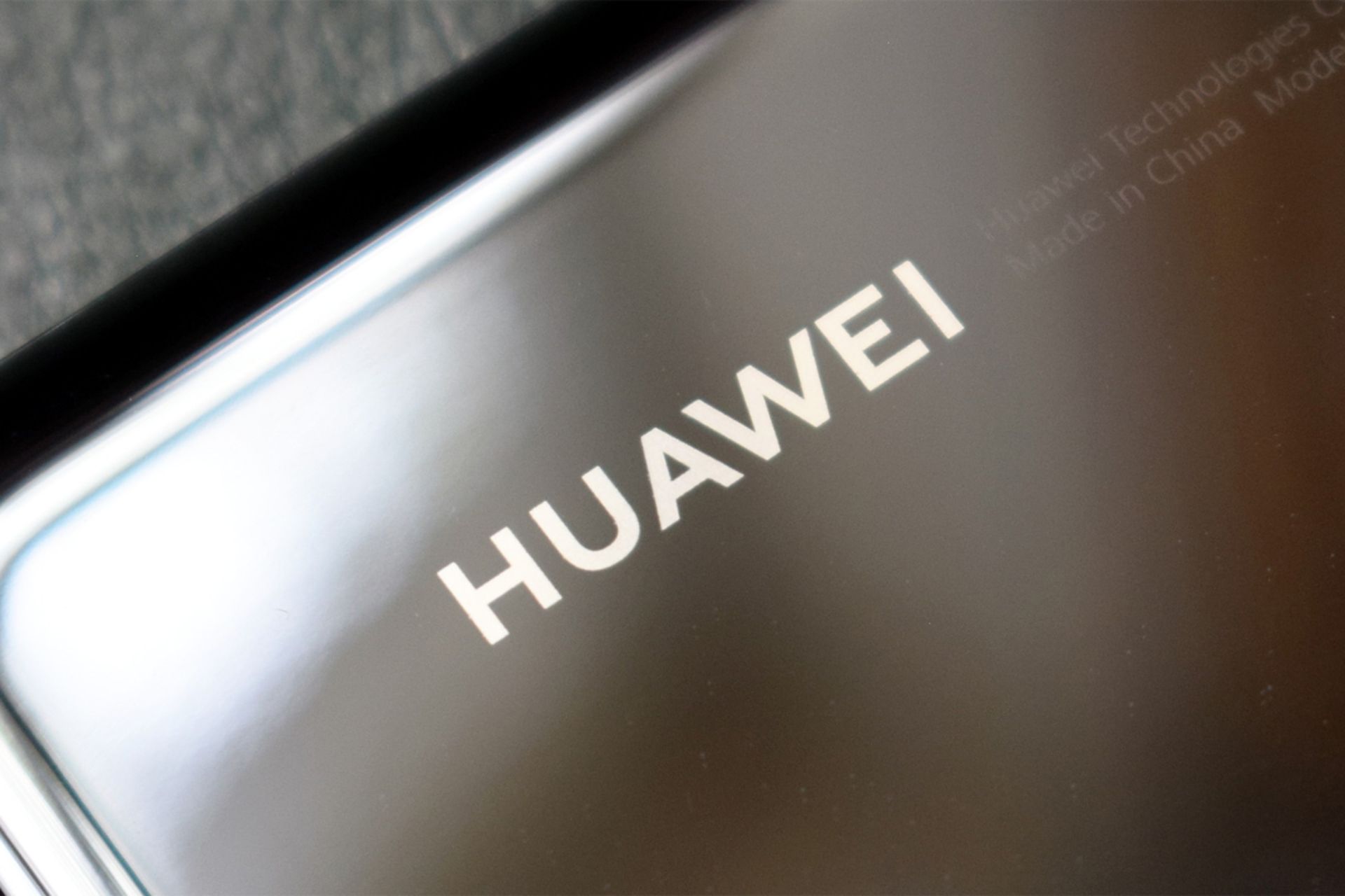 لوگو هواوی / Huawei در پنل پشتی گوشی هوشمند