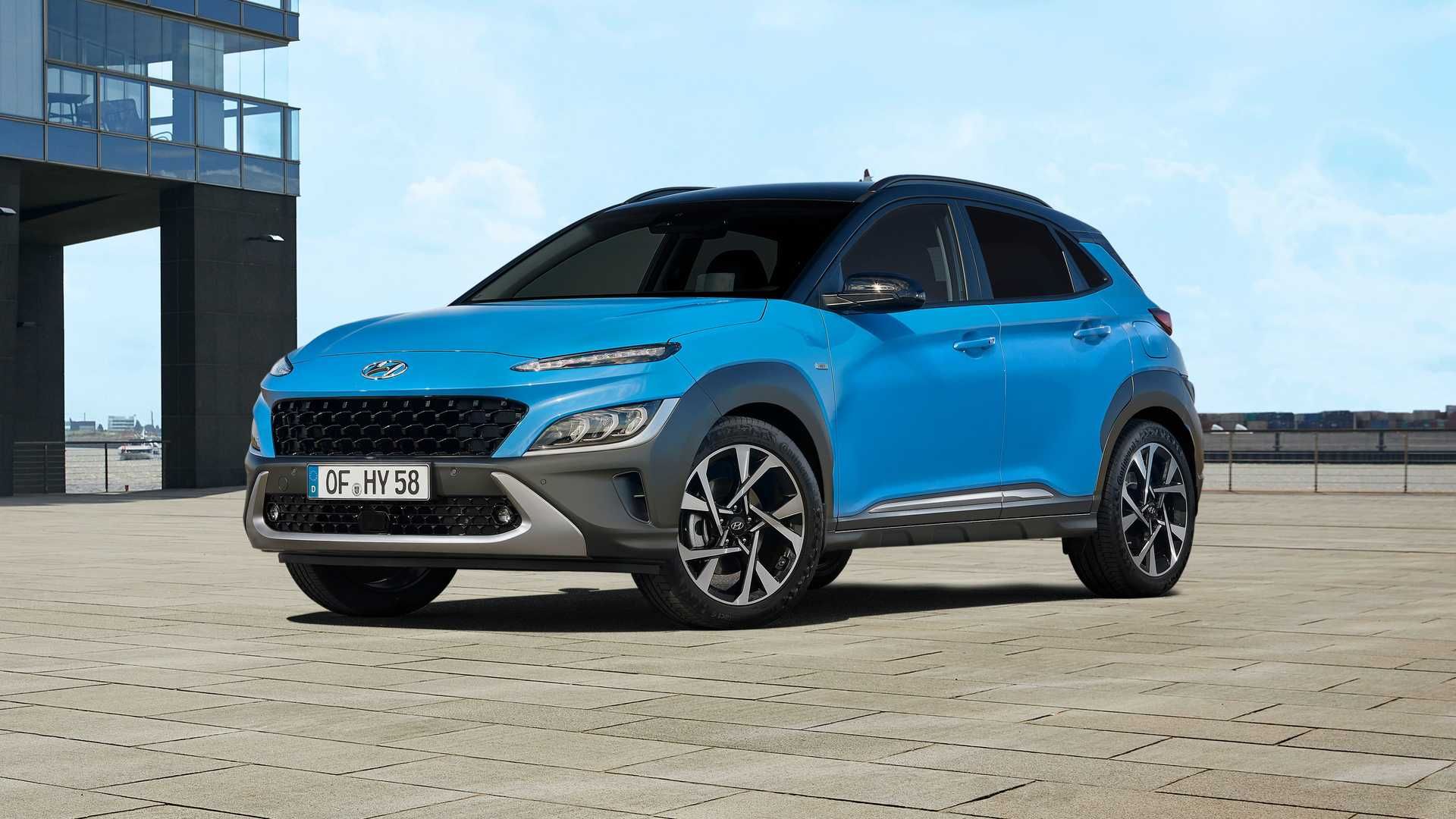نمای سه چهارم کراس اور هیوندای کنا ان لاین / Hyundai Kona N-Line crossover آبی رنگ در کنار ساختمان