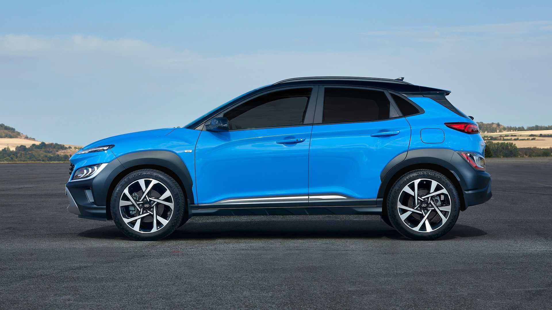 نمای جانبی کراس اور هیوندای کنا ان لاین / Hyundai Kona N-Line crossover آبی رنگ با زمینه آسمان آبی