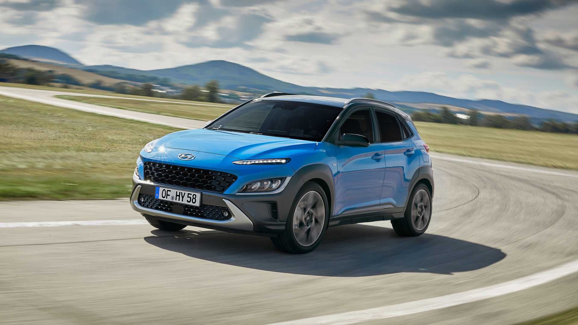 نمای سه چهارم جلو کراس اور هیوندای کنا ان لاین / Hyundai Kona N-Line crossover آبی رنگ