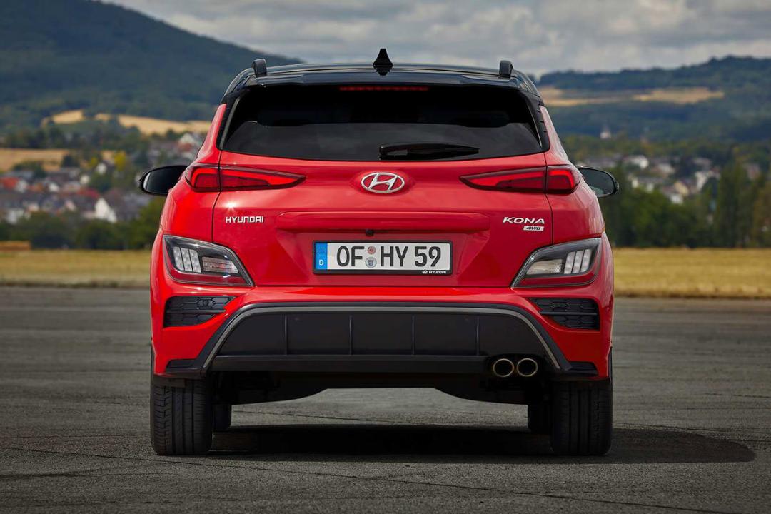 نمای عقب کراس اور هیوندای کنا ان لاین / Hyundai Kona N-Line crossover قرمز رنگ با زمینه آسمان ابری