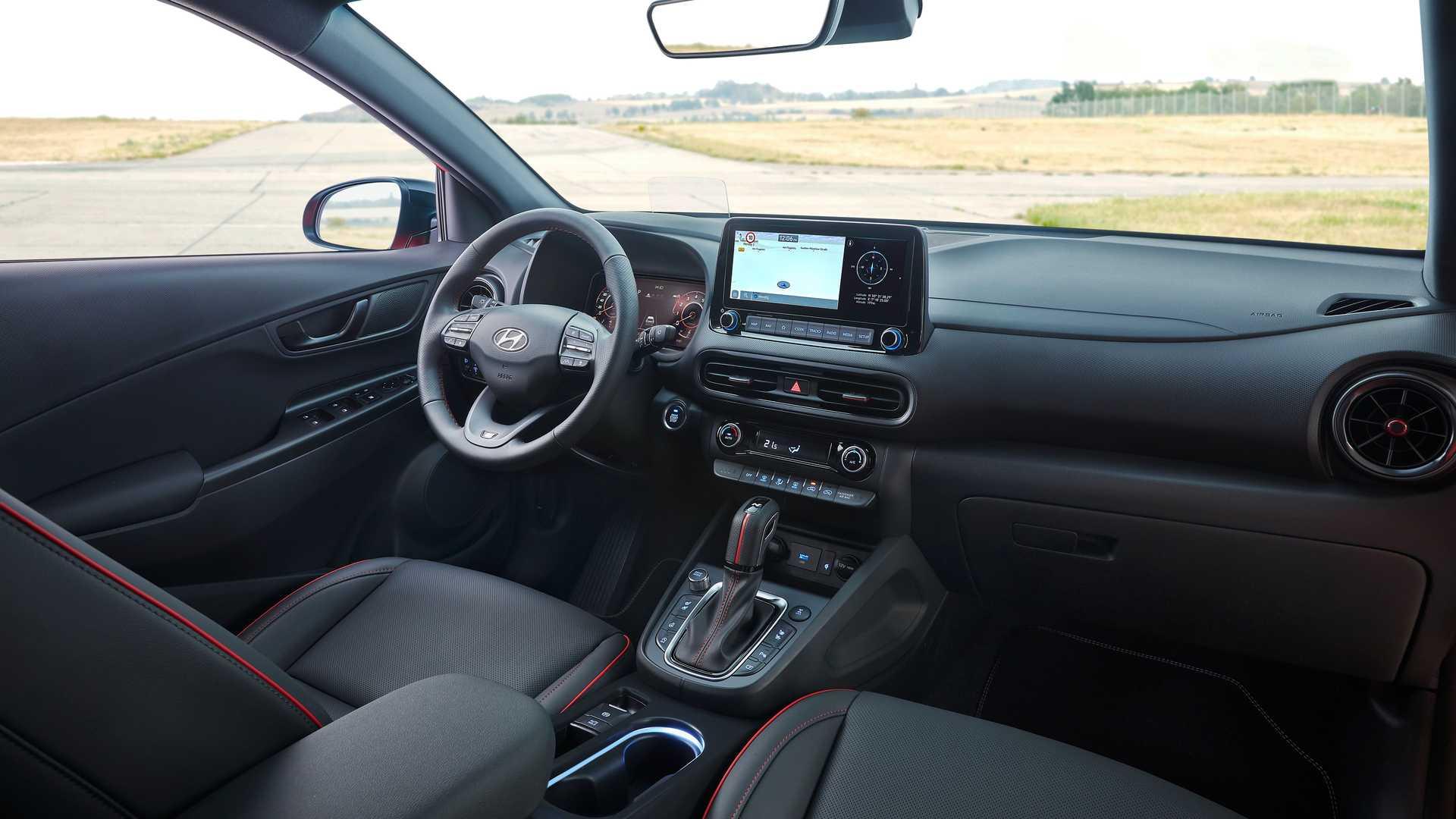 نمای داخل کابین و داشبورد و سیستم سرگرمی کراس اور هیوندای کنا ان لاین / Hyundai Kona N-Line crossover