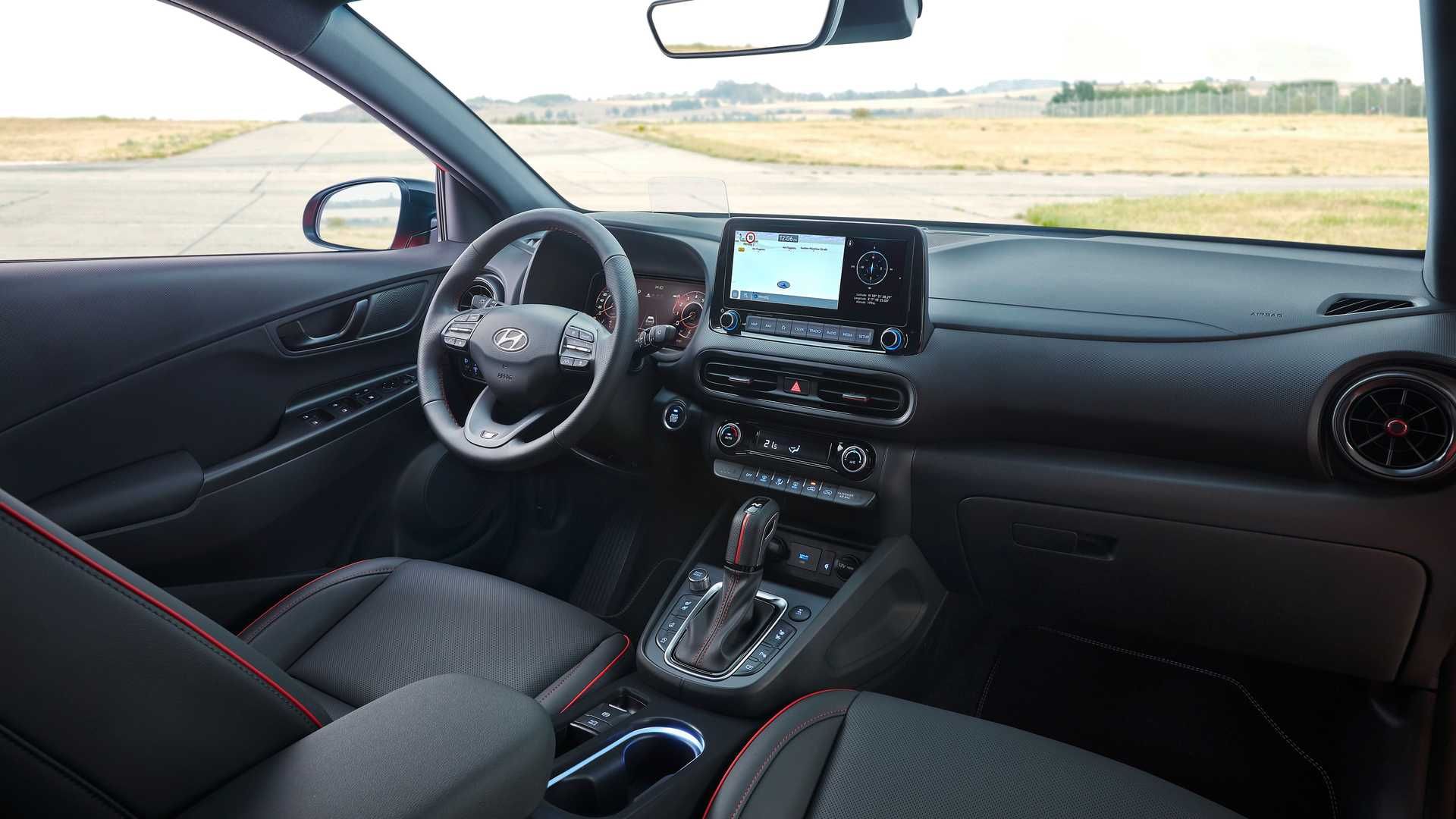 نمای داخل کابین و داشبورد و سیستم سرگرمی کراس اور هیوندای کنا ان لاین / Hyundai Kona N-Line crossover
