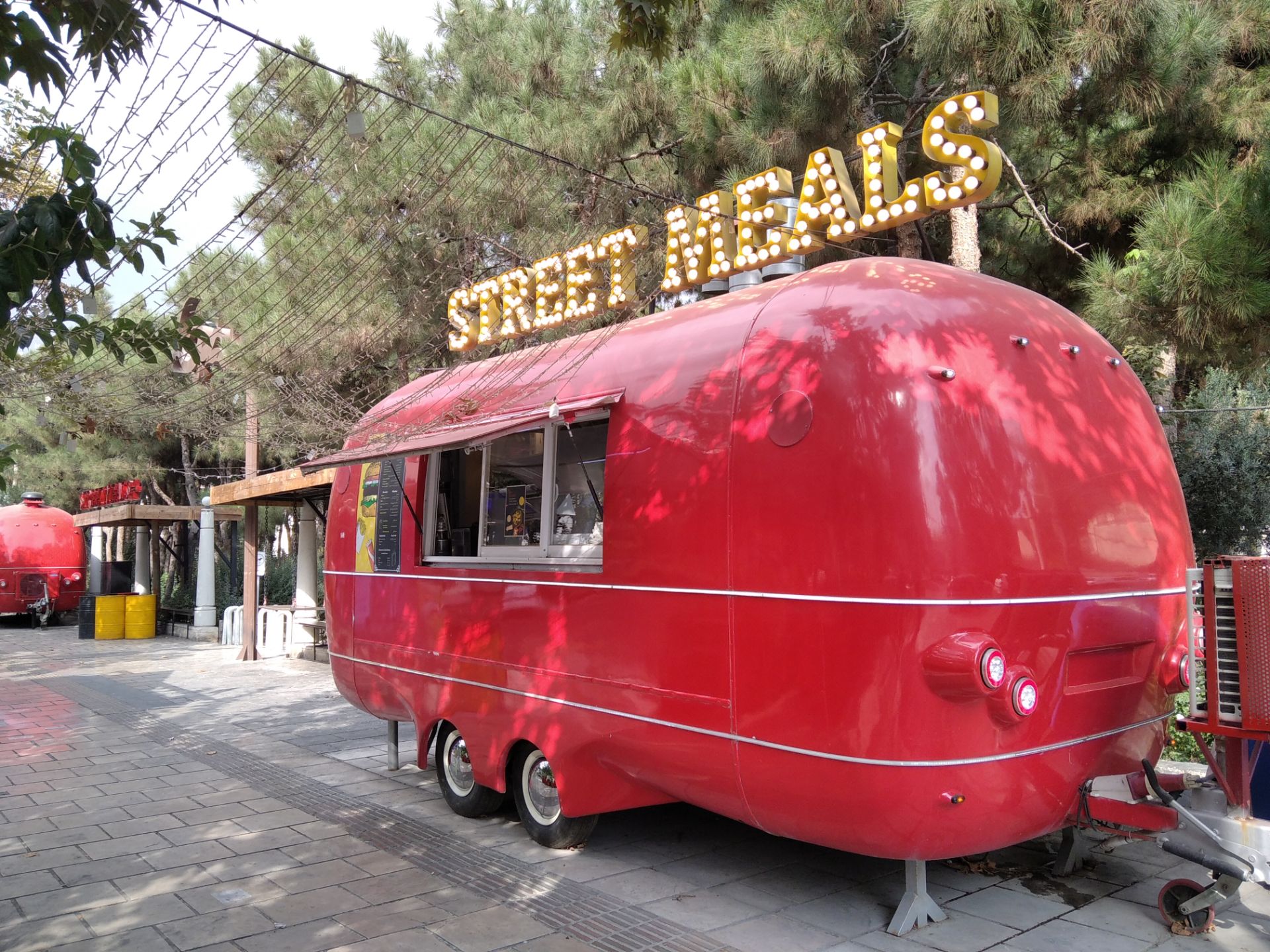 نمونه عکس ثبت شده توسط دوربین اصلی شیائومی ردمی ۸ - رستوران سیار