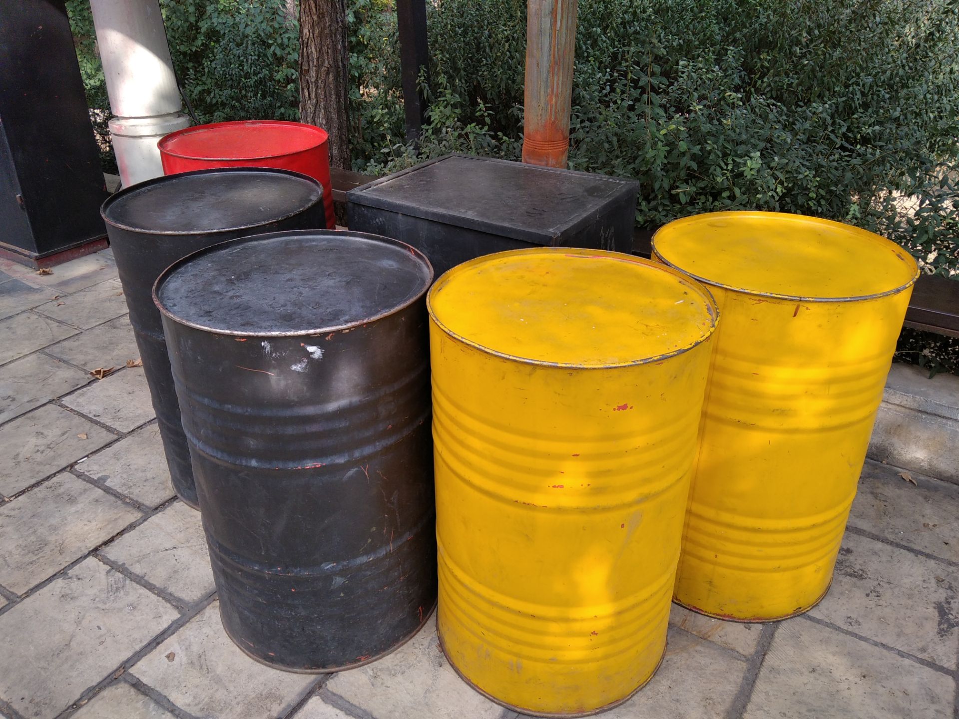 نمونه عکس ثبت شده توسط دوربین اصلی شیائومی ردمی ۸ - چند بشکه‌ی رنگی