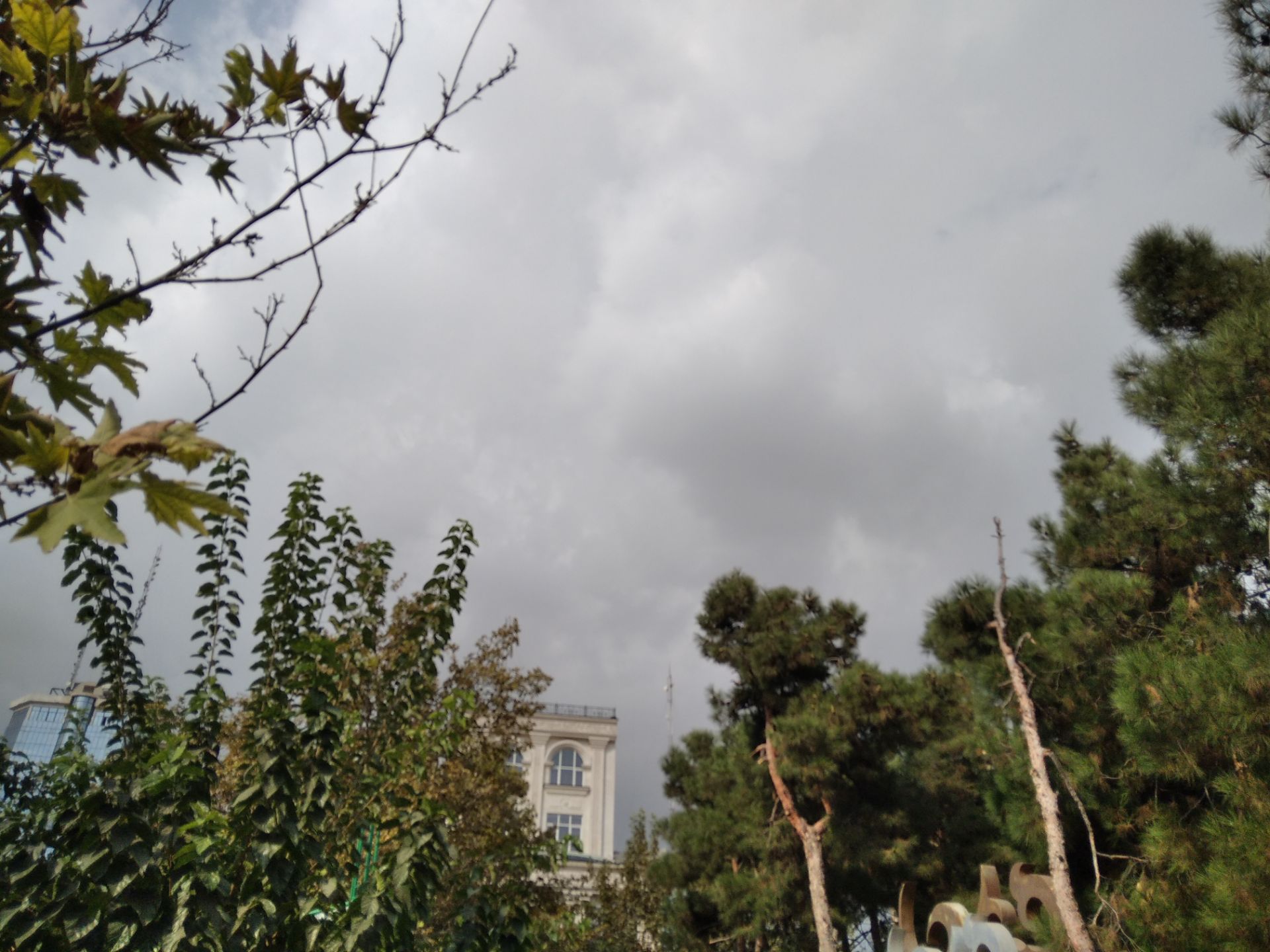 نمونه عکس ثبت شده توسط دوربین اصلی شیائومی ردمی ۸ - آسمان ابری