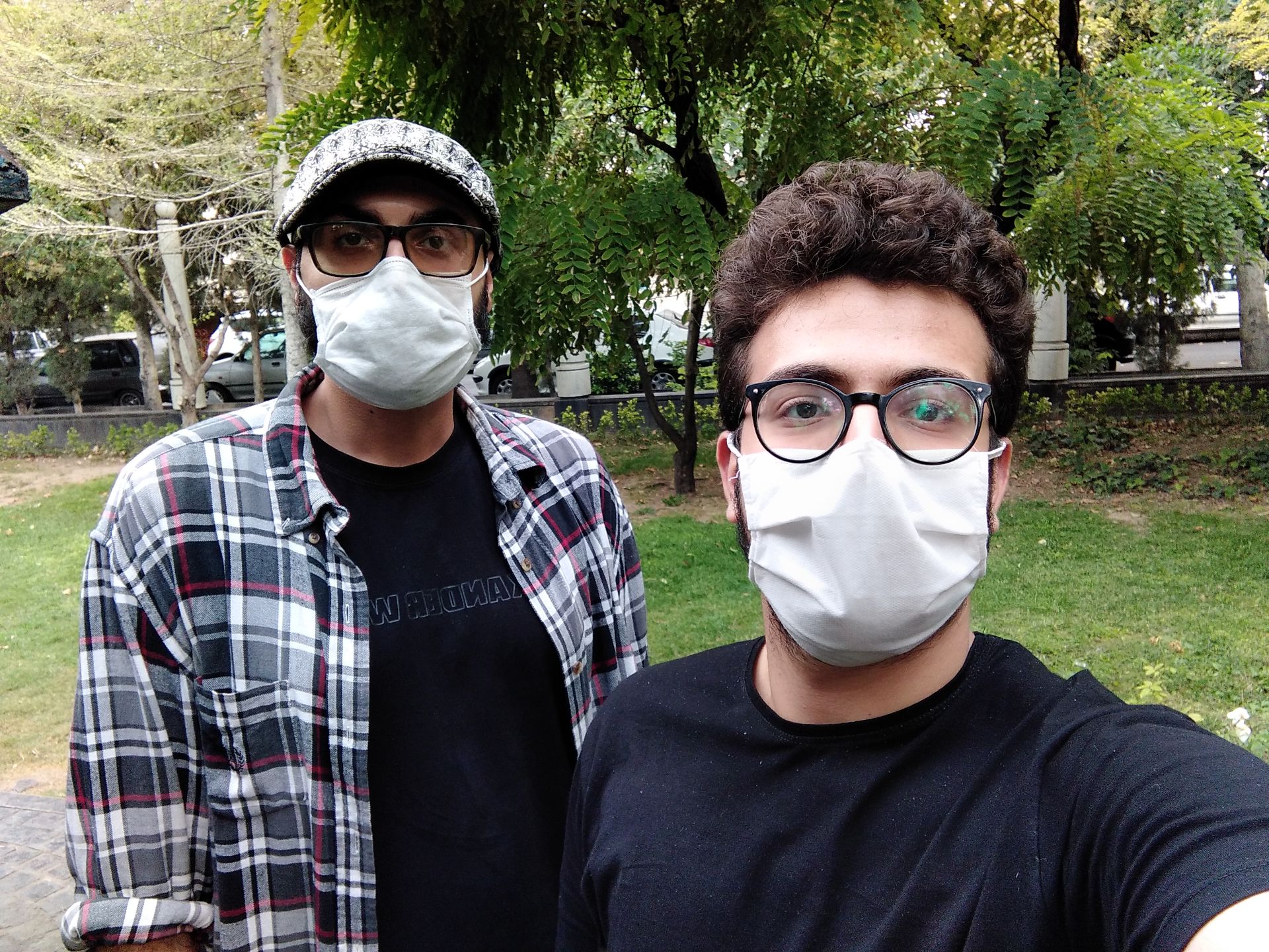 نمونه عکس سلفی ثبت شده توسط شیائومی ردمی ۸ - محمدامین صدقی و کاوه رخشنده