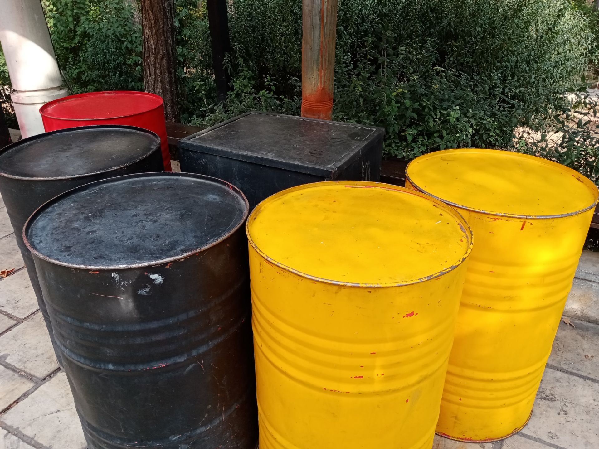 نمونه عکس ثبت شده توسط دوربین اصلی آنر ۹ ای - چند بشکه‌ی رنگی